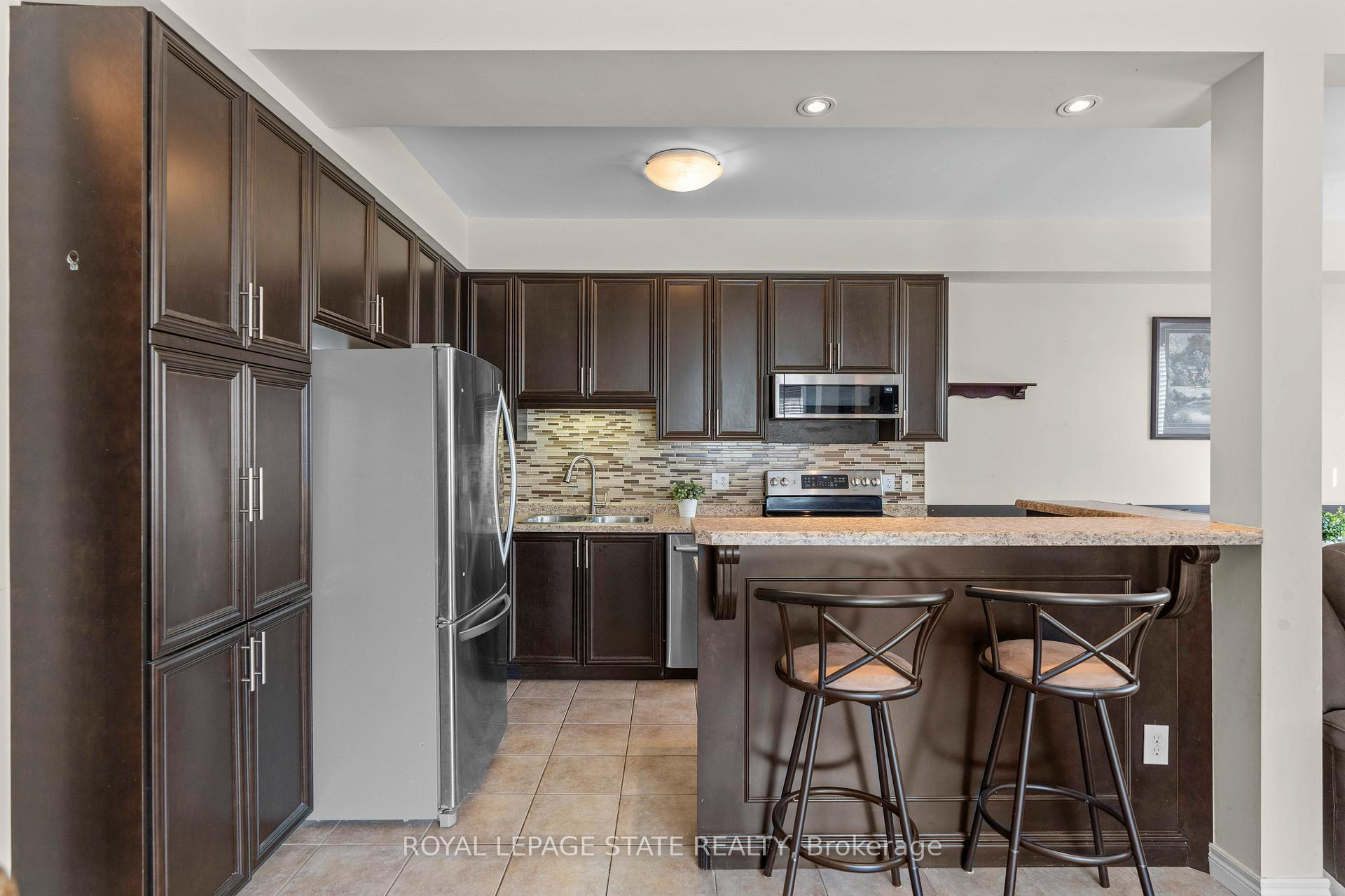 Photo 3 of 27 Marina Point Crescent, Hamilton, Stoney Creek — HOMEH