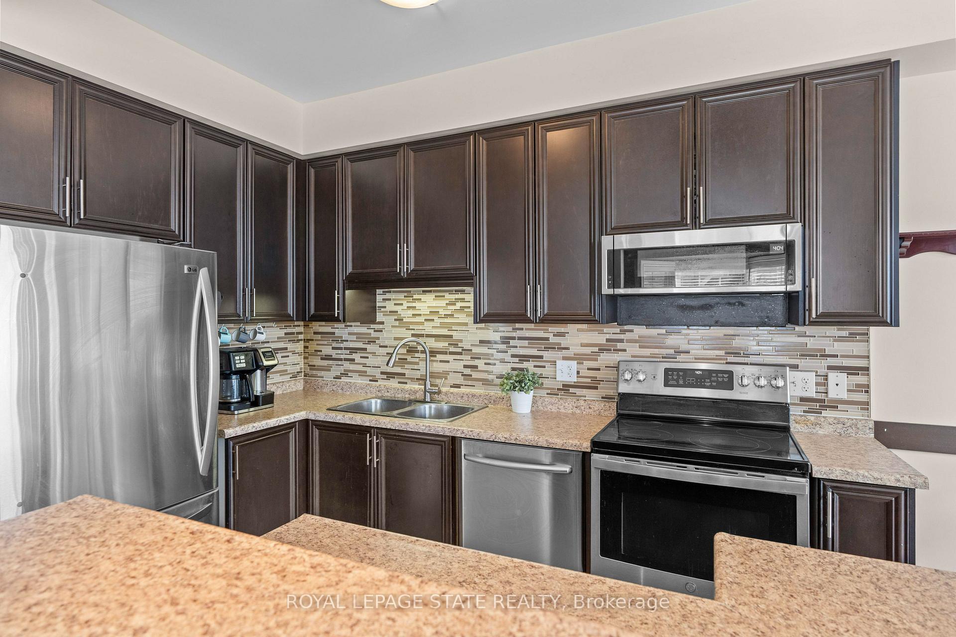 Photo 5 of 27 Marina Point Crescent, Hamilton, Stoney Creek — HOMEH