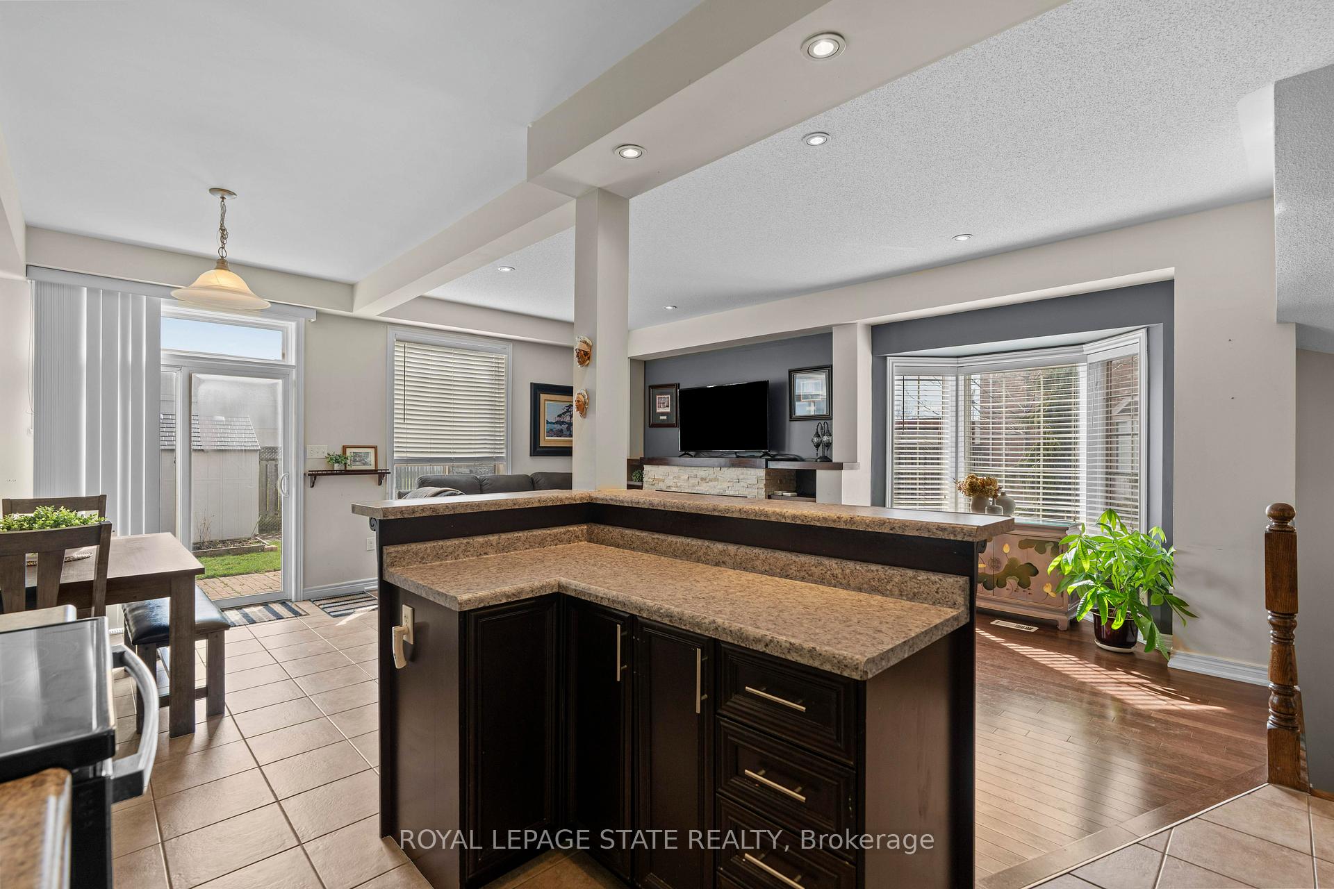 Photo 17 of 27 Marina Point Crescent, Hamilton, Stoney Creek — HOMEH