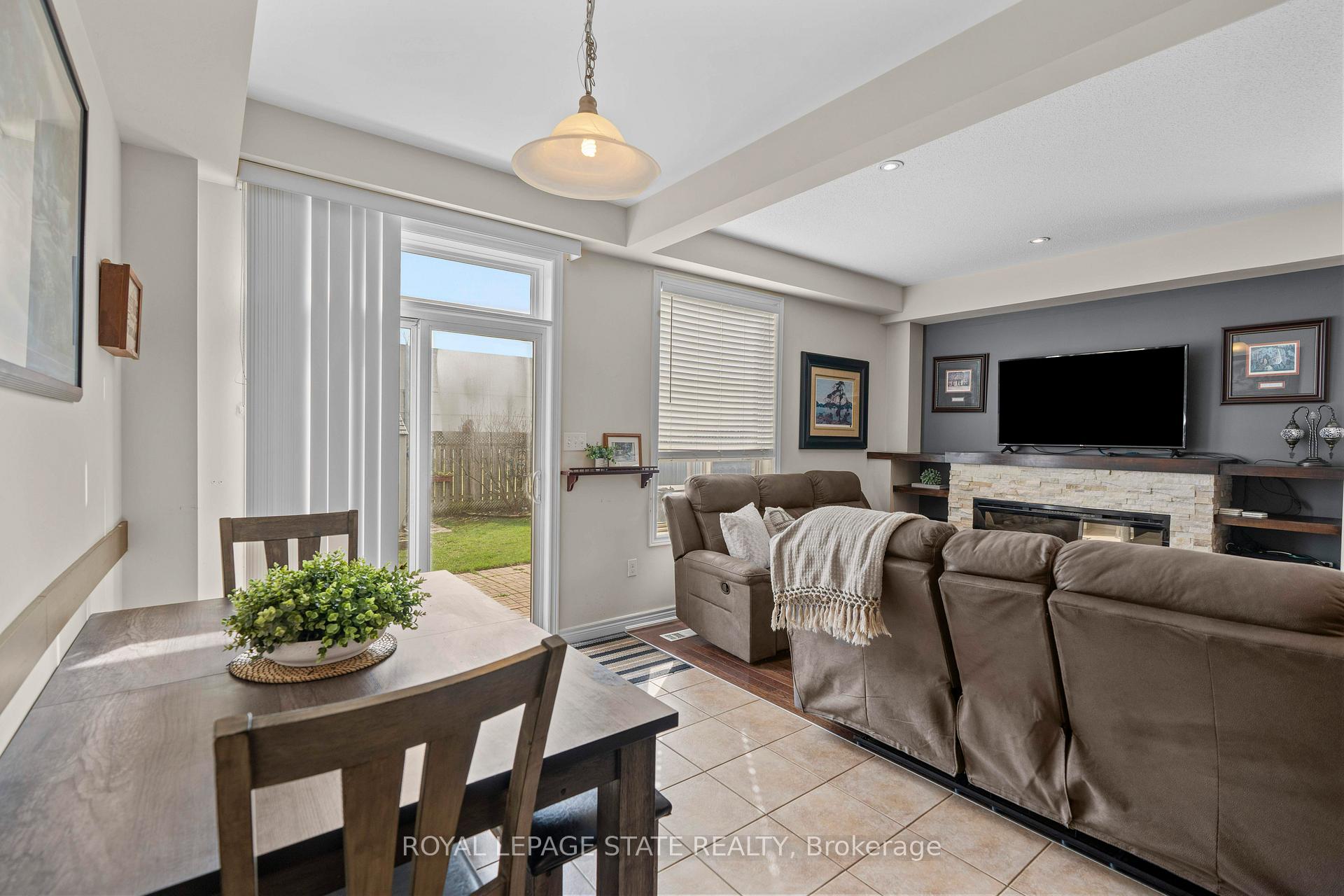 Photo 8 of 27 Marina Point Crescent, Hamilton, Stoney Creek — HOMEH