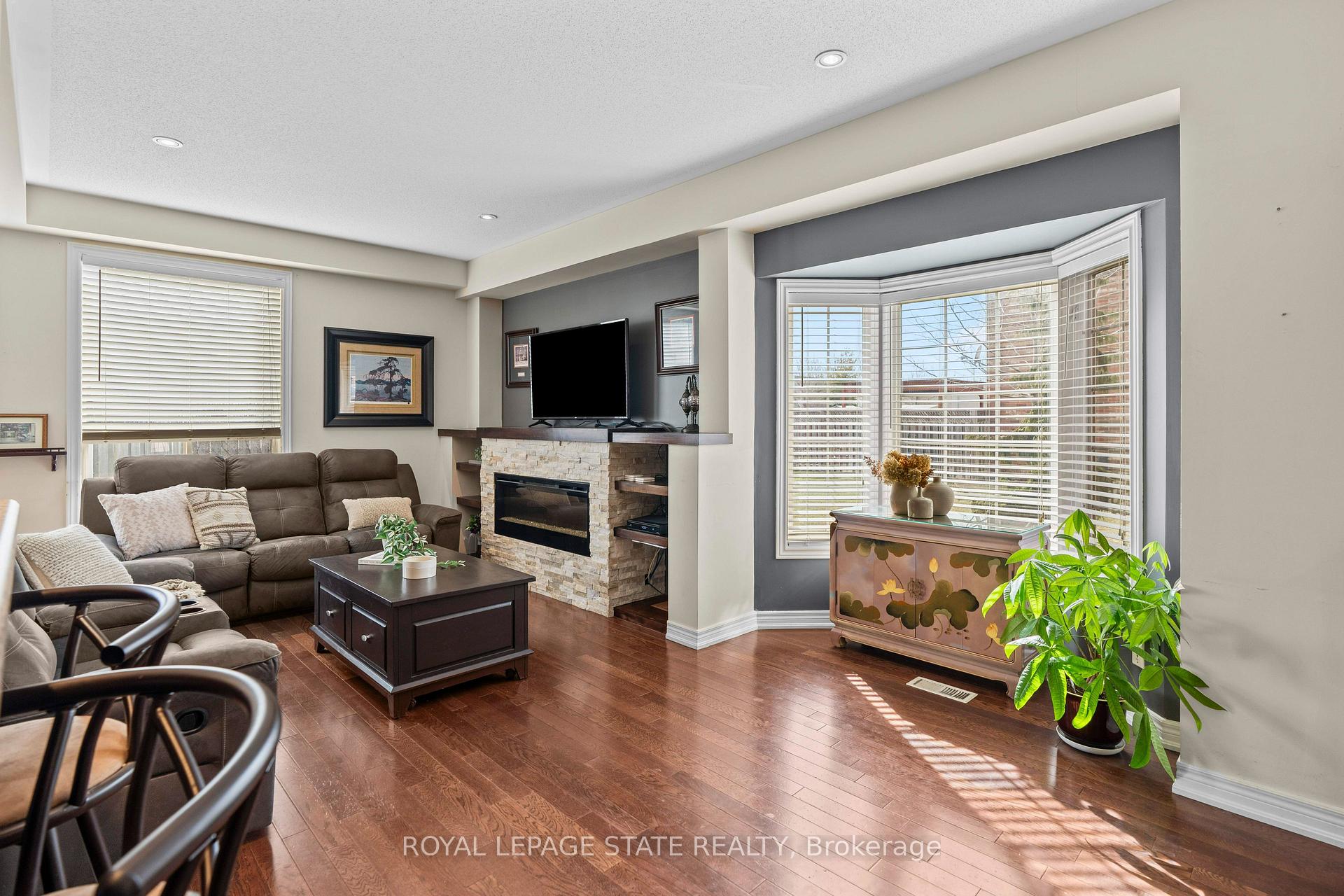 Photo 9 of 27 Marina Point Crescent, Hamilton, Stoney Creek — HOMEH
