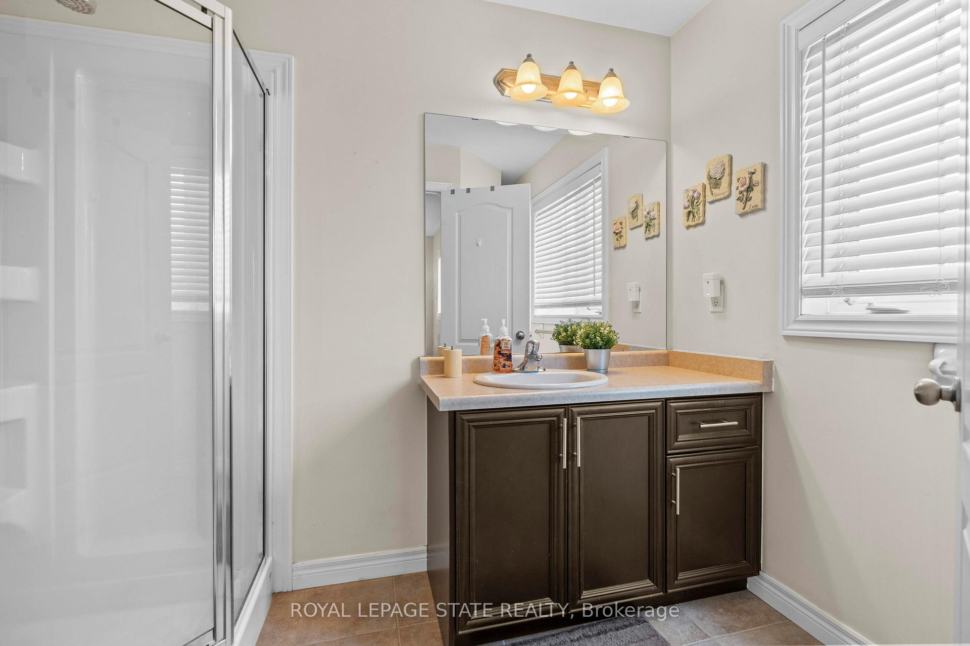 Photo 14 of 27 Marina Point Crescent, Hamilton, Stoney Creek — HOMEH