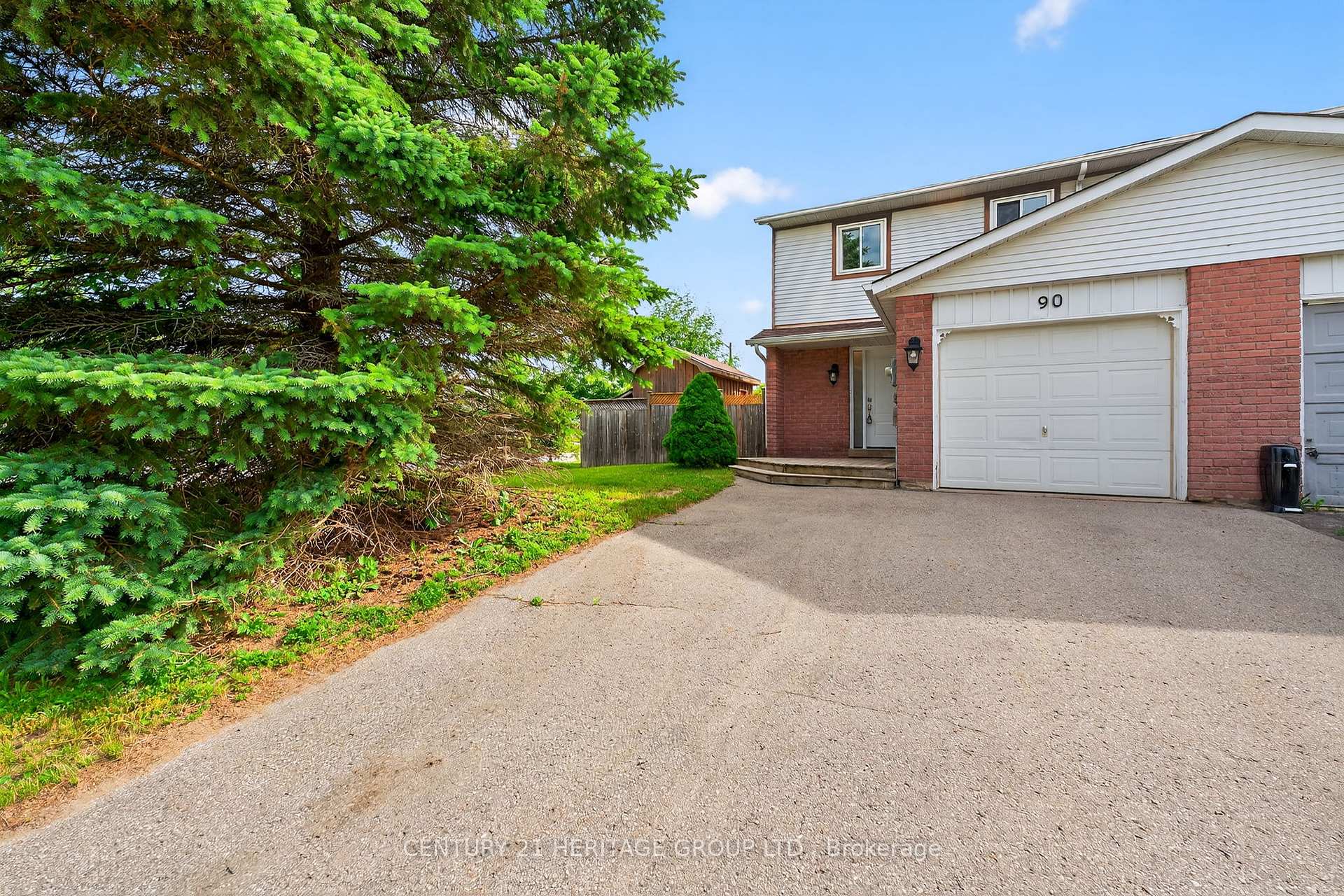 Photo 4 of 90 Burns Circle, Barrie, Letitia Heights — HOMEH