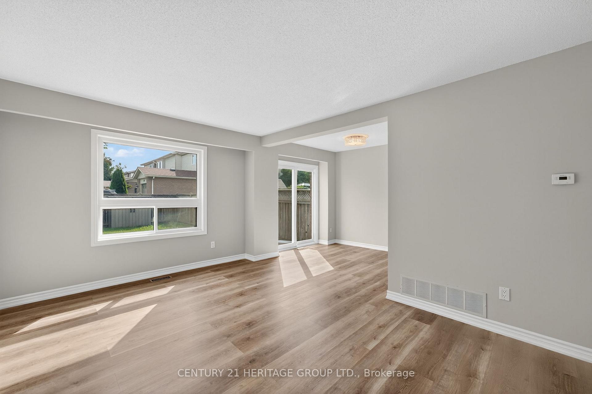 Photo 2 of 90 Burns Circle, Barrie, Letitia Heights — HOMEH
