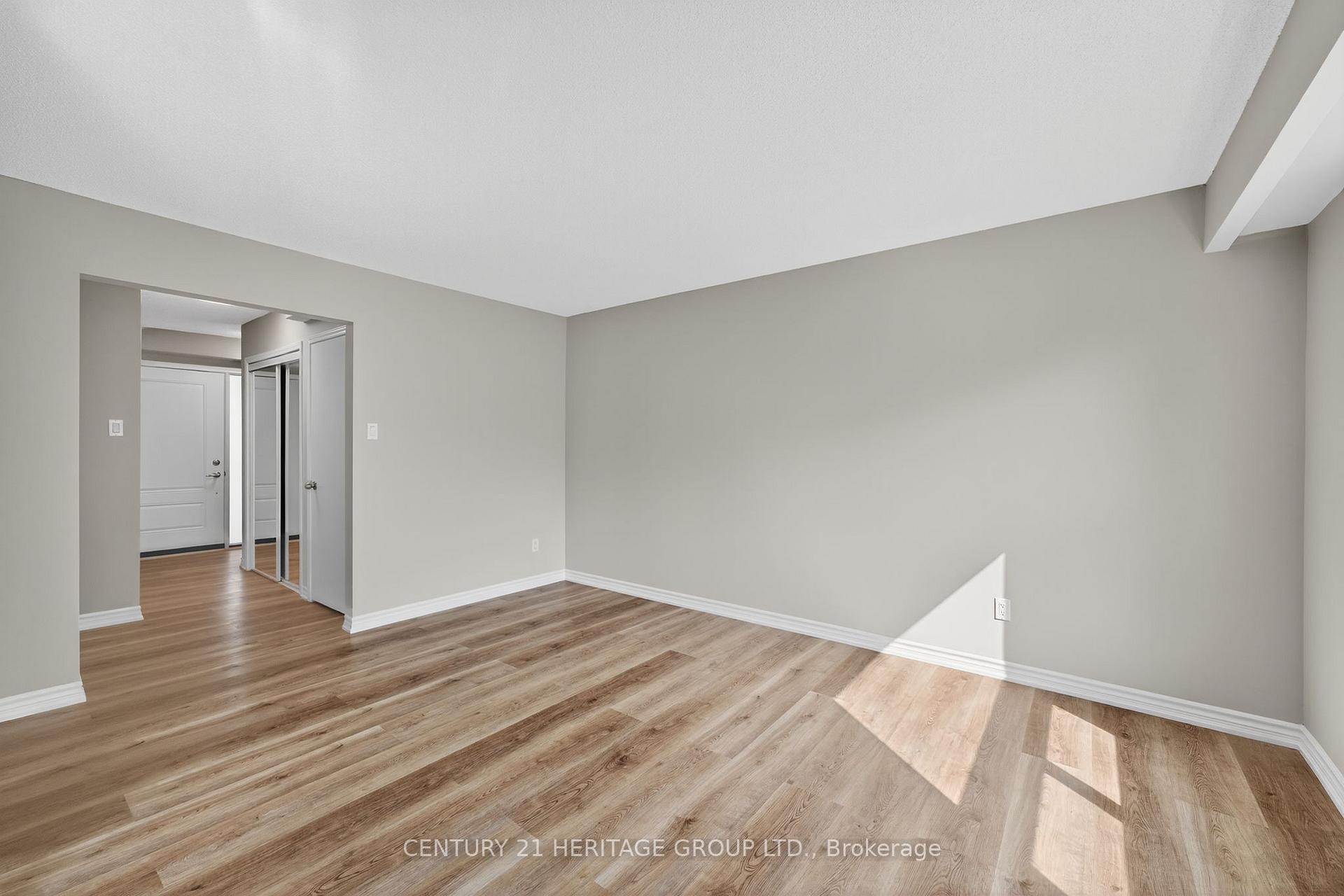 Photo 3 of 90 Burns Circle, Barrie, Letitia Heights — HOMEH