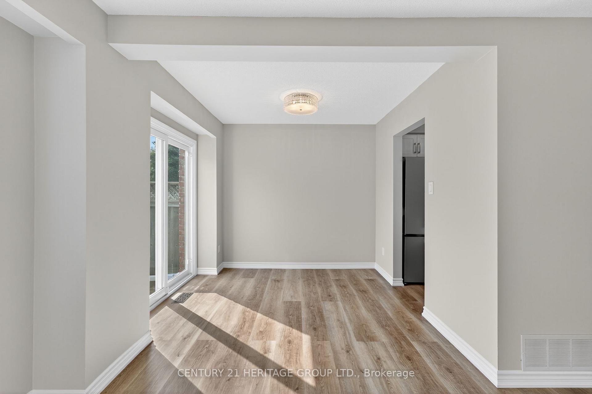 Photo 5 of 90 Burns Circle, Barrie, Letitia Heights — HOMEH