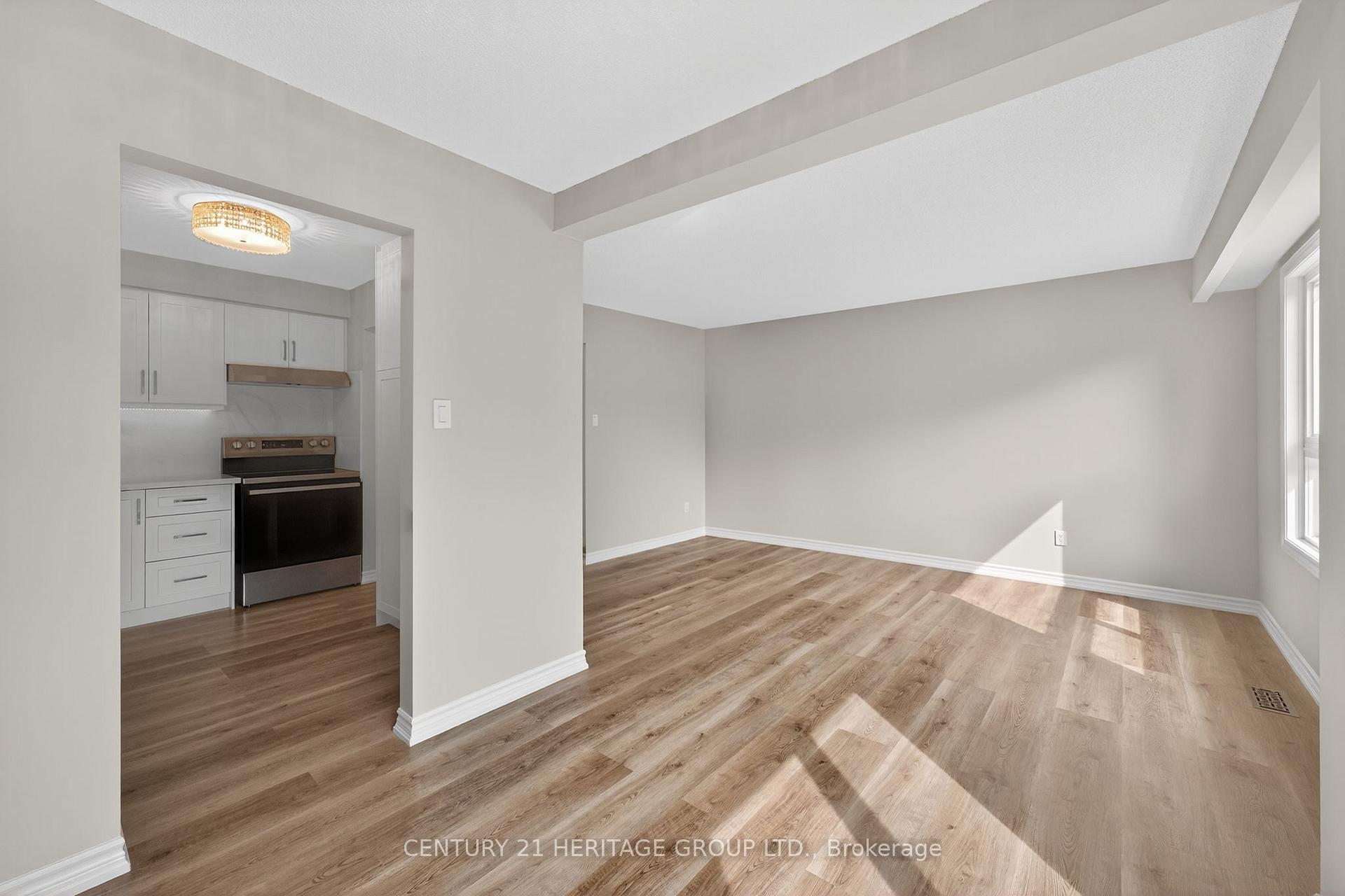 Photo 8 of 90 Burns Circle, Barrie, Letitia Heights — HOMEH