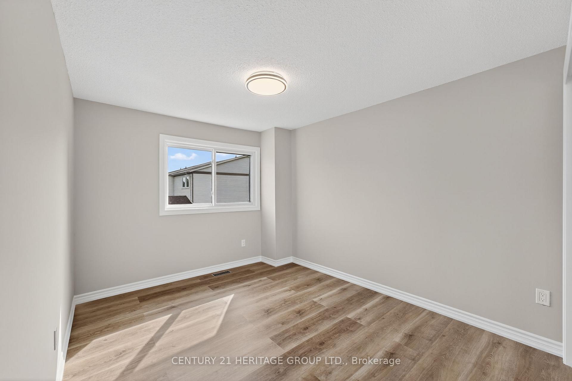 Photo 13 of 90 Burns Circle, Barrie, Letitia Heights — HOMEH