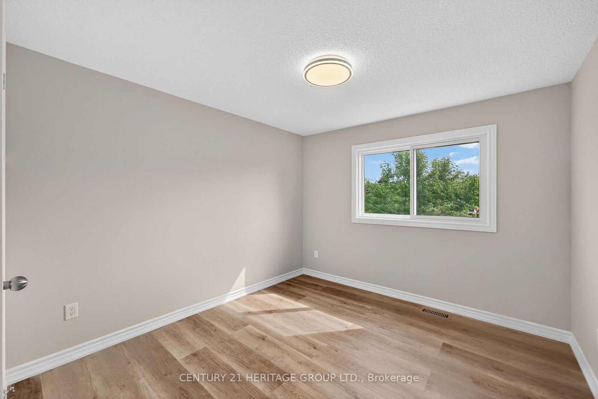 Photo 14 of 90 Burns Circle, Barrie, Letitia Heights — HOMEH