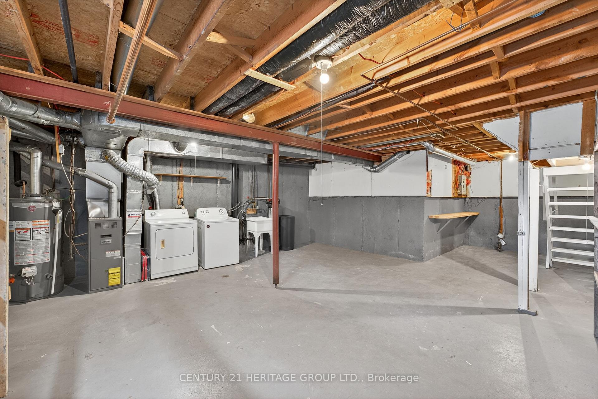 Photo 18 of 90 Burns Circle, Barrie, Letitia Heights — HOMEH