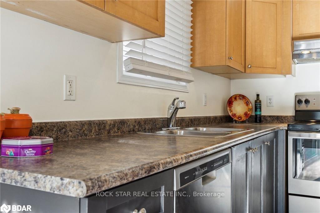 Photo 10 of 19 Isabella Street, Kitchener — HOMEH