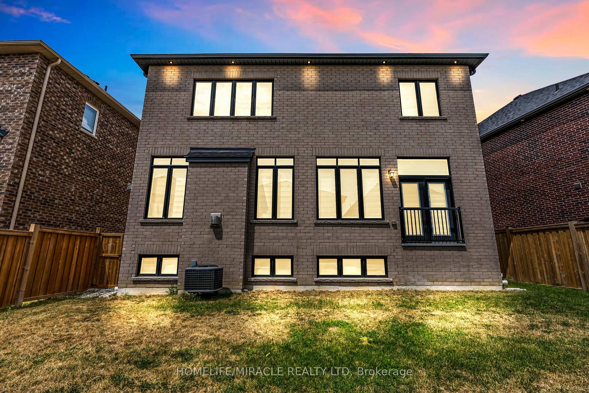Photo 7 of 9 Galen Crescent, Vaughan, Kleinburg — HOMEH