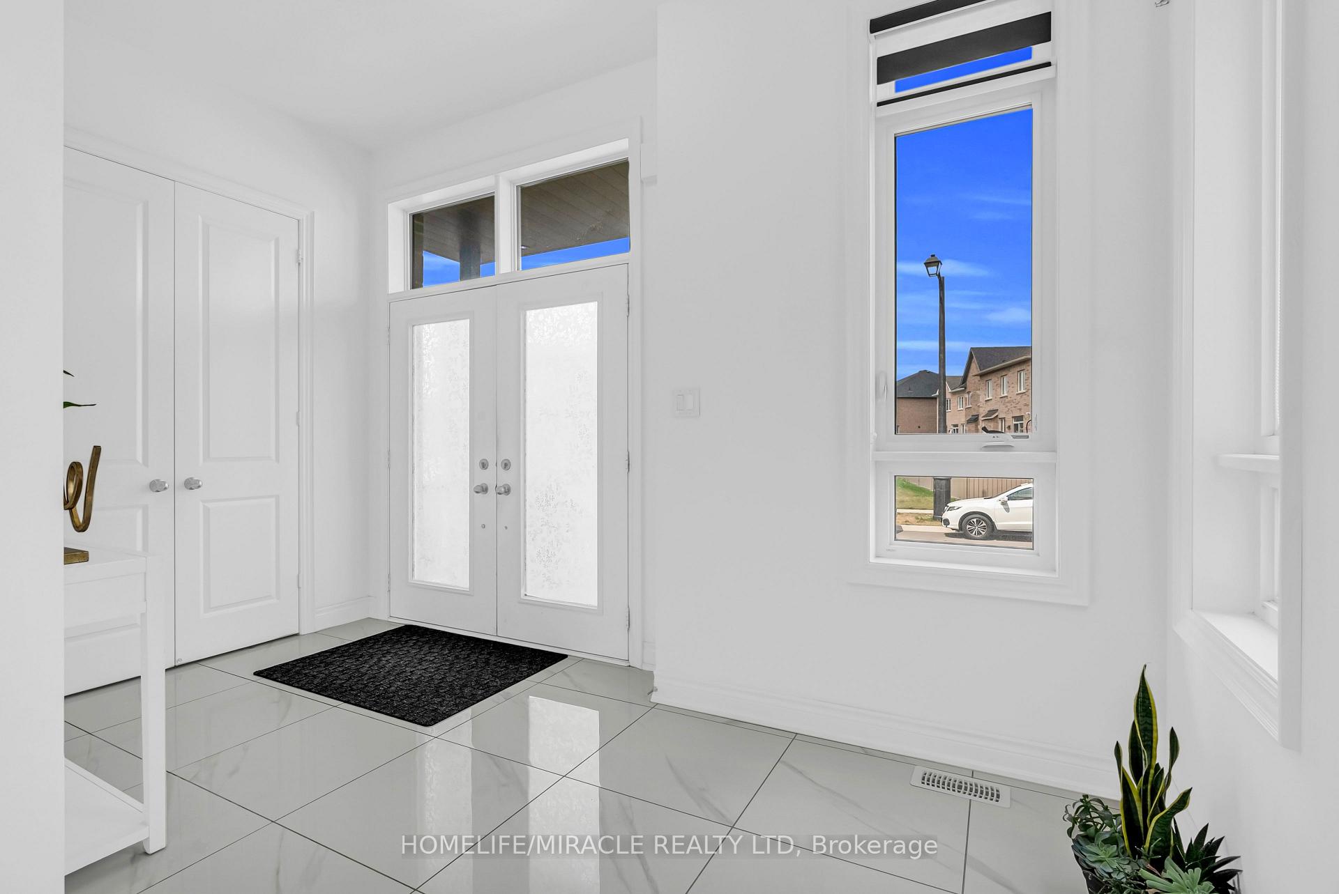 Photo 2 of 9 Galen Crescent, Vaughan, Kleinburg — HOMEH