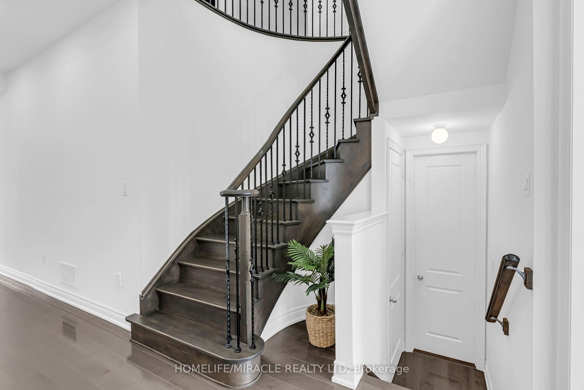 Photo 17 of 9 Galen Crescent, Vaughan, Kleinburg — HOMEH