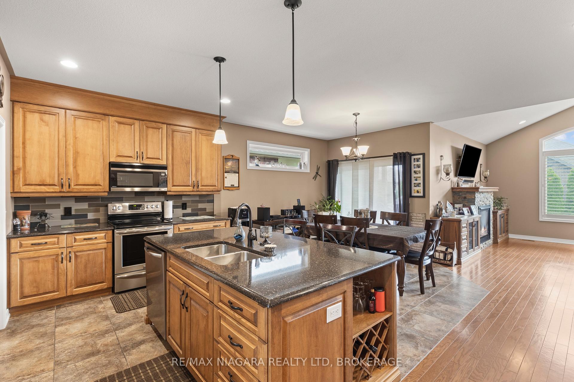 Photo 12 of 41 Creekside Drive, Welland, Coyle Creek — HOMEH