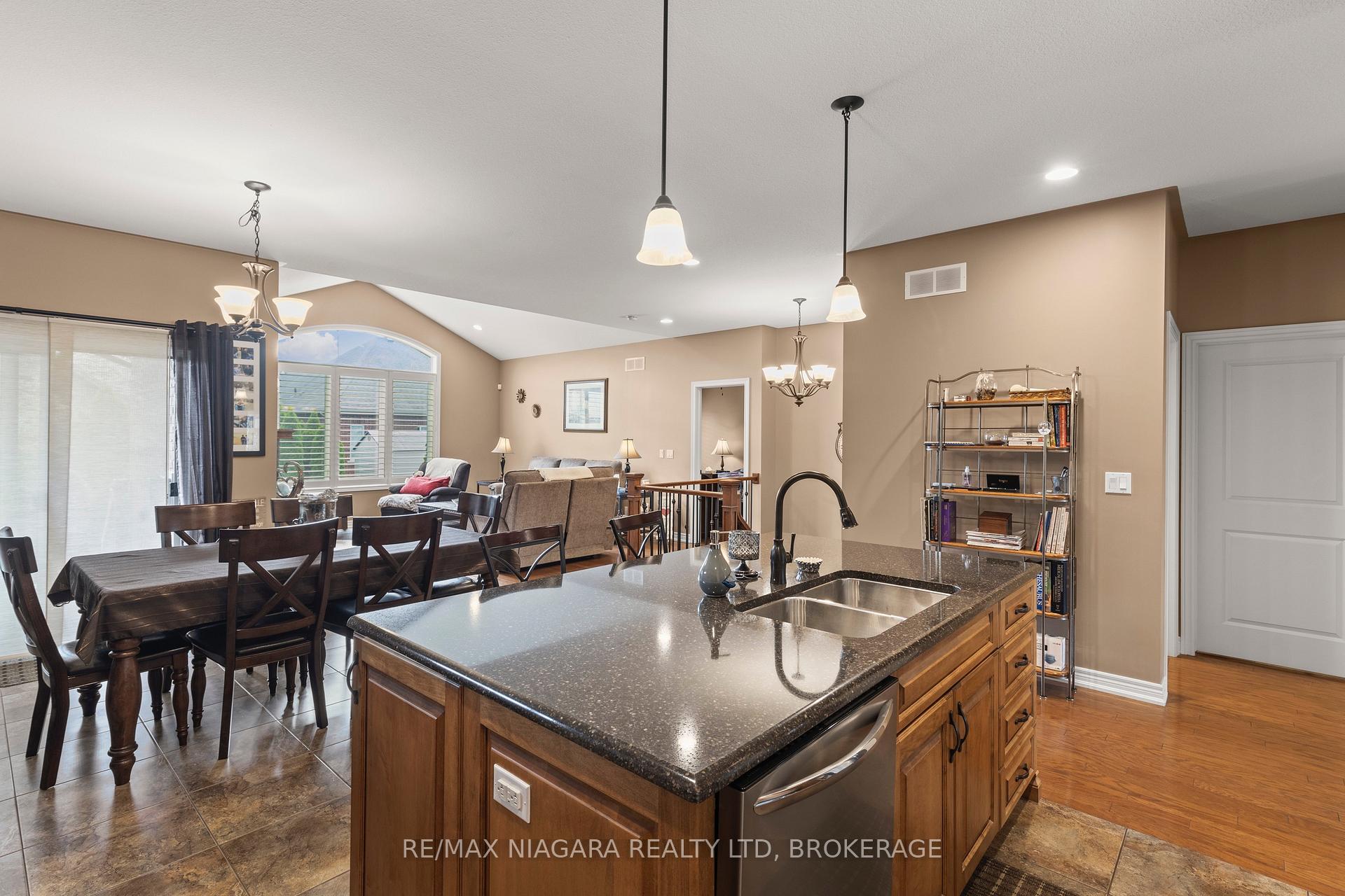 Photo 11 of 41 Creekside Drive, Welland, Coyle Creek — HOMEH