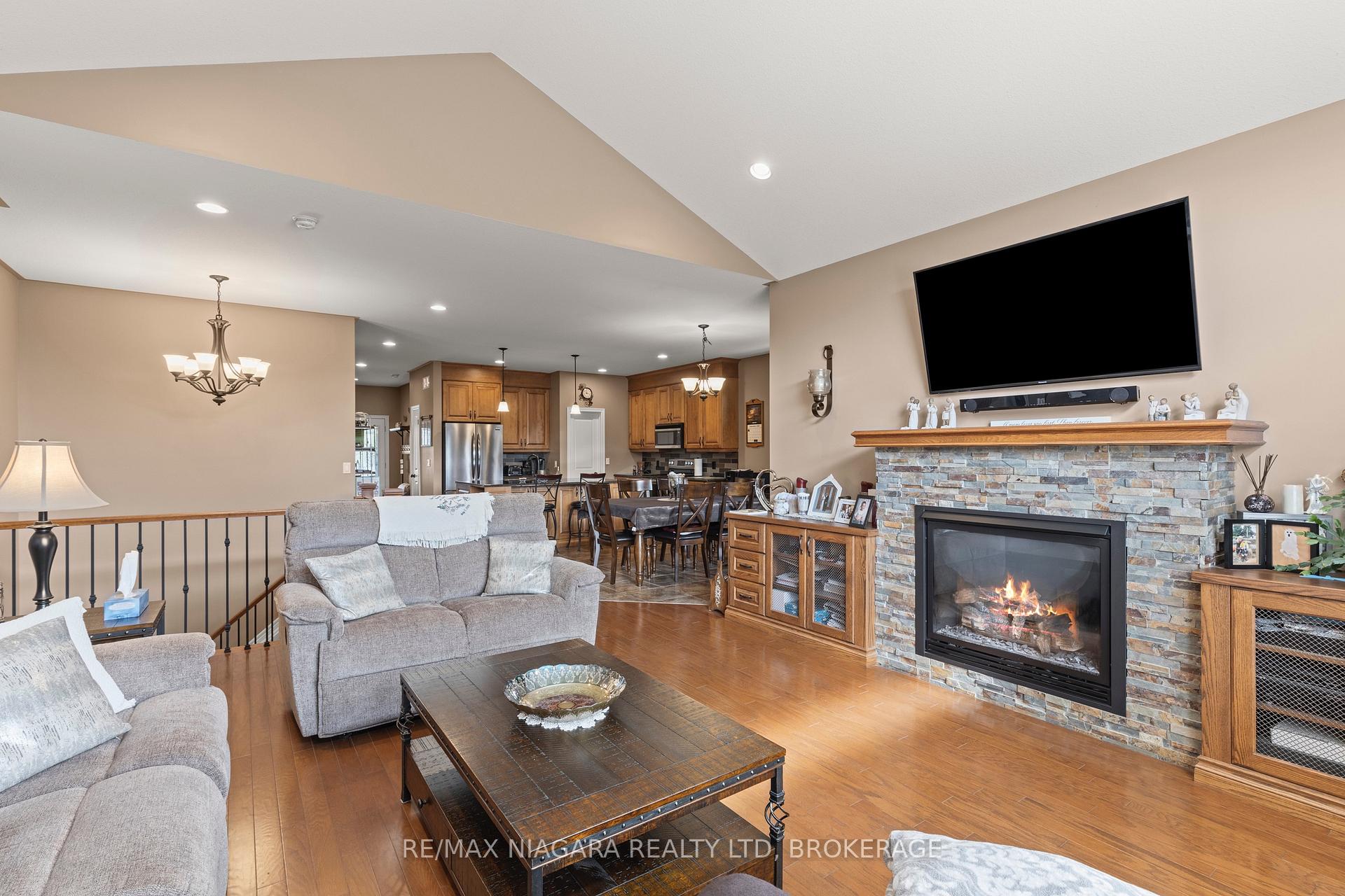 Photo 13 of 41 Creekside Drive, Welland, Coyle Creek — HOMEH