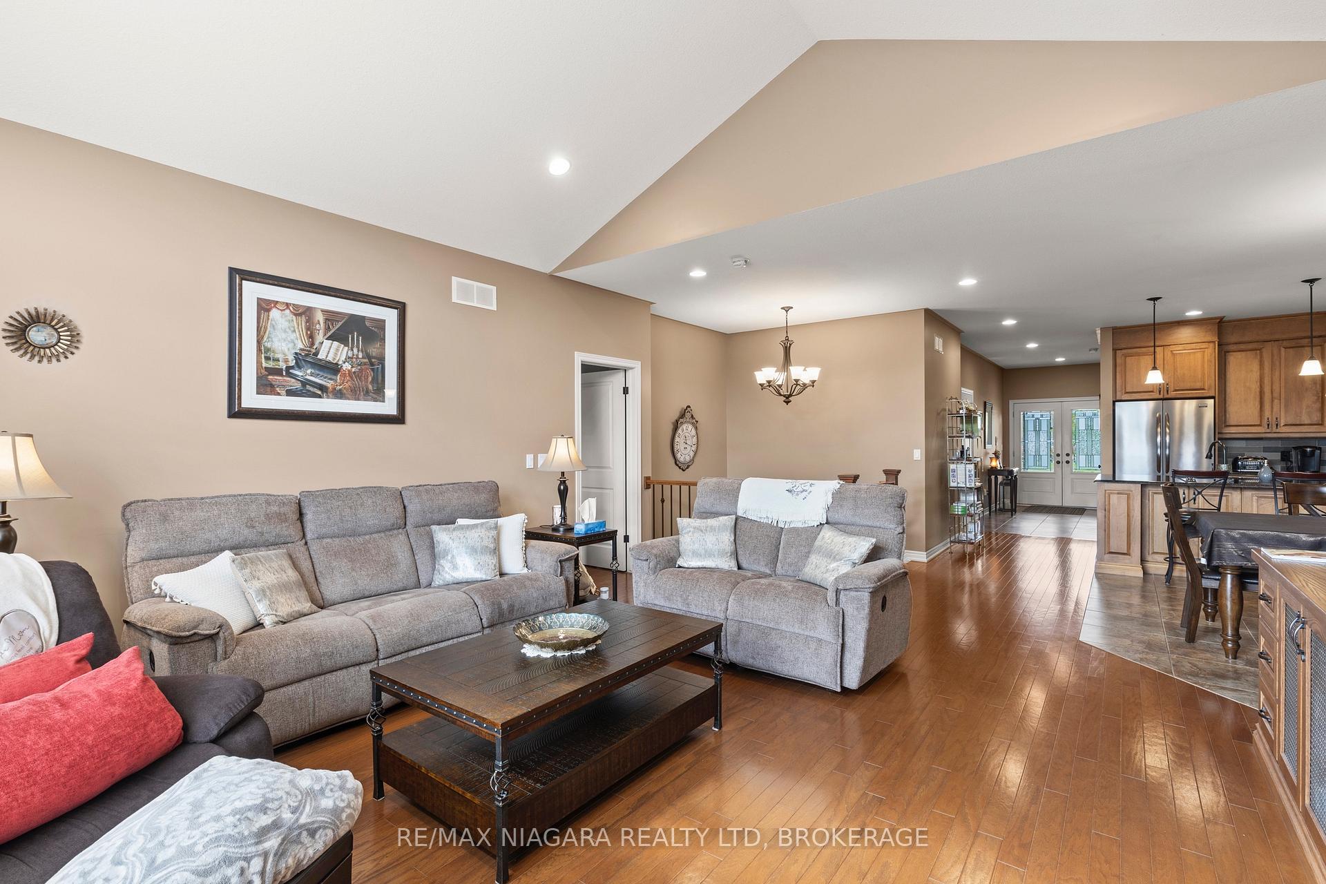 Photo 15 of 41 Creekside Drive, Welland, Coyle Creek — HOMEH