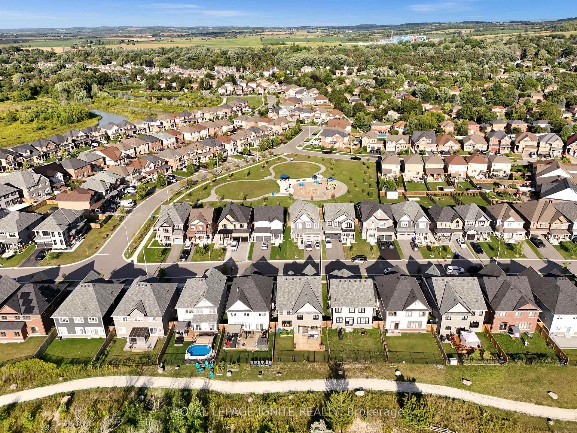 Photo 40 of 150 Strachan Trail, New Tecumseth, Beeton — HOMEH