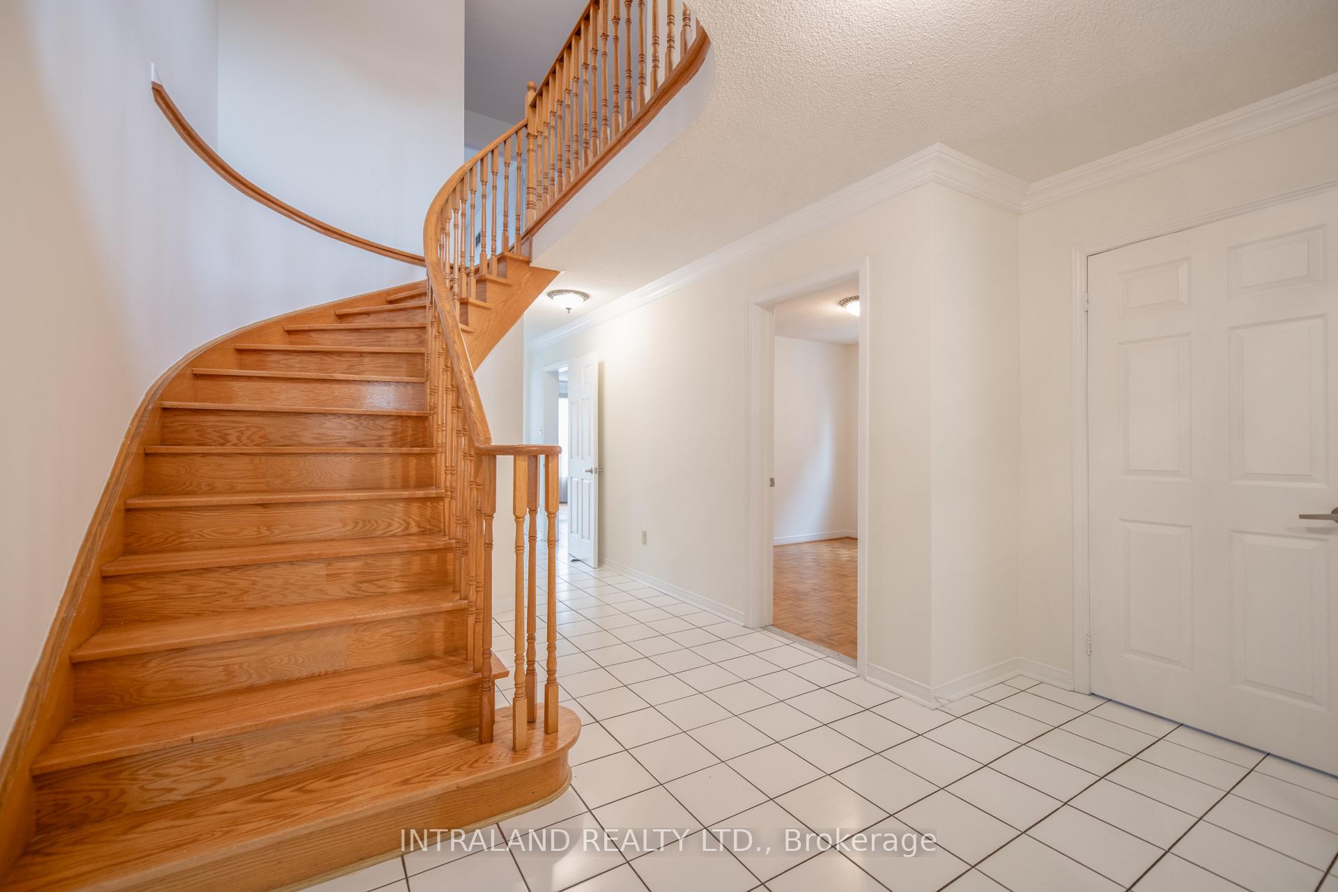 Photo 2 of 81 Major Wm Sharpe Drive, Brampton, Northwood Park — HOMEH