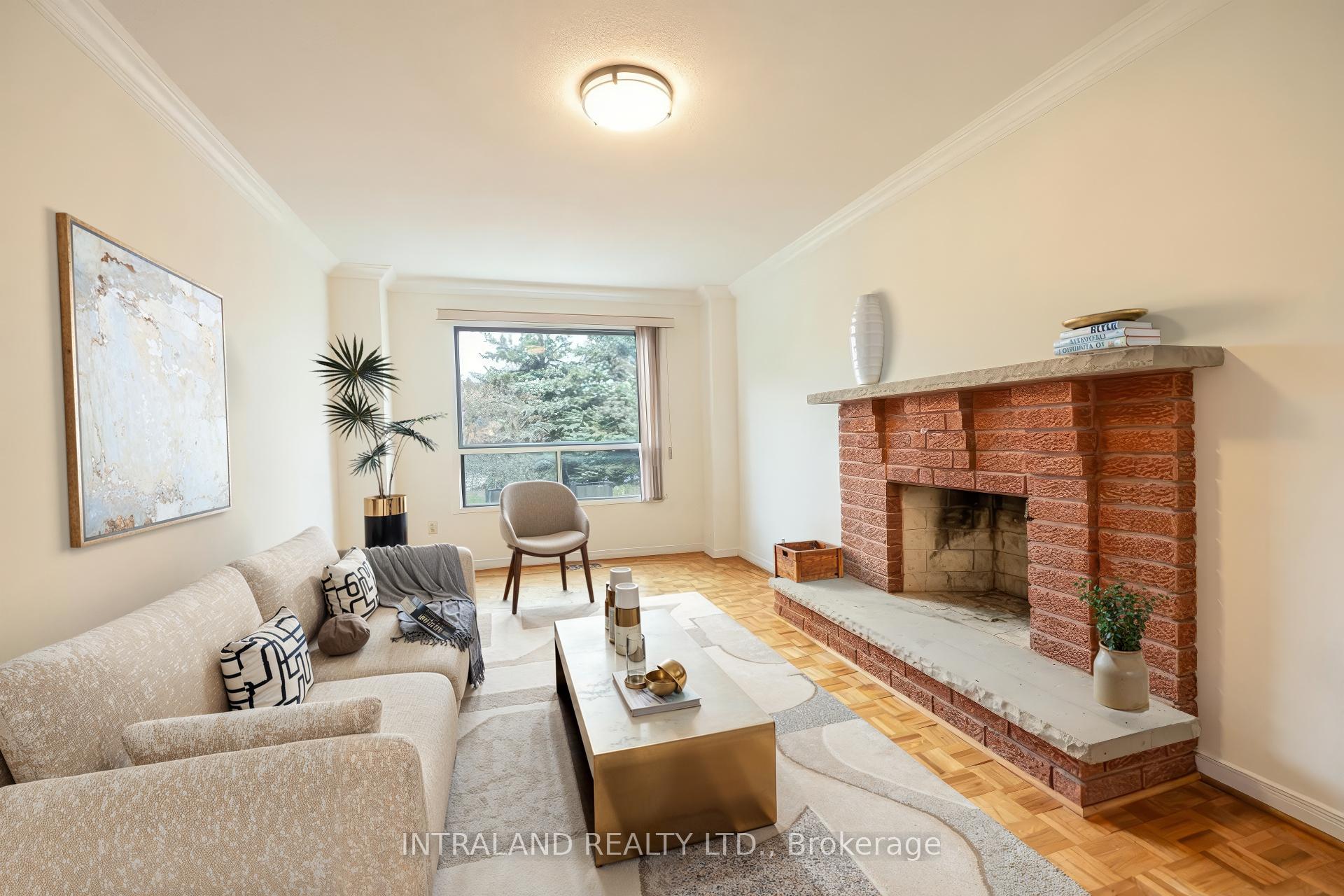Photo 3 of 81 Major Wm Sharpe Drive, Brampton, Northwood Park — HOMEH