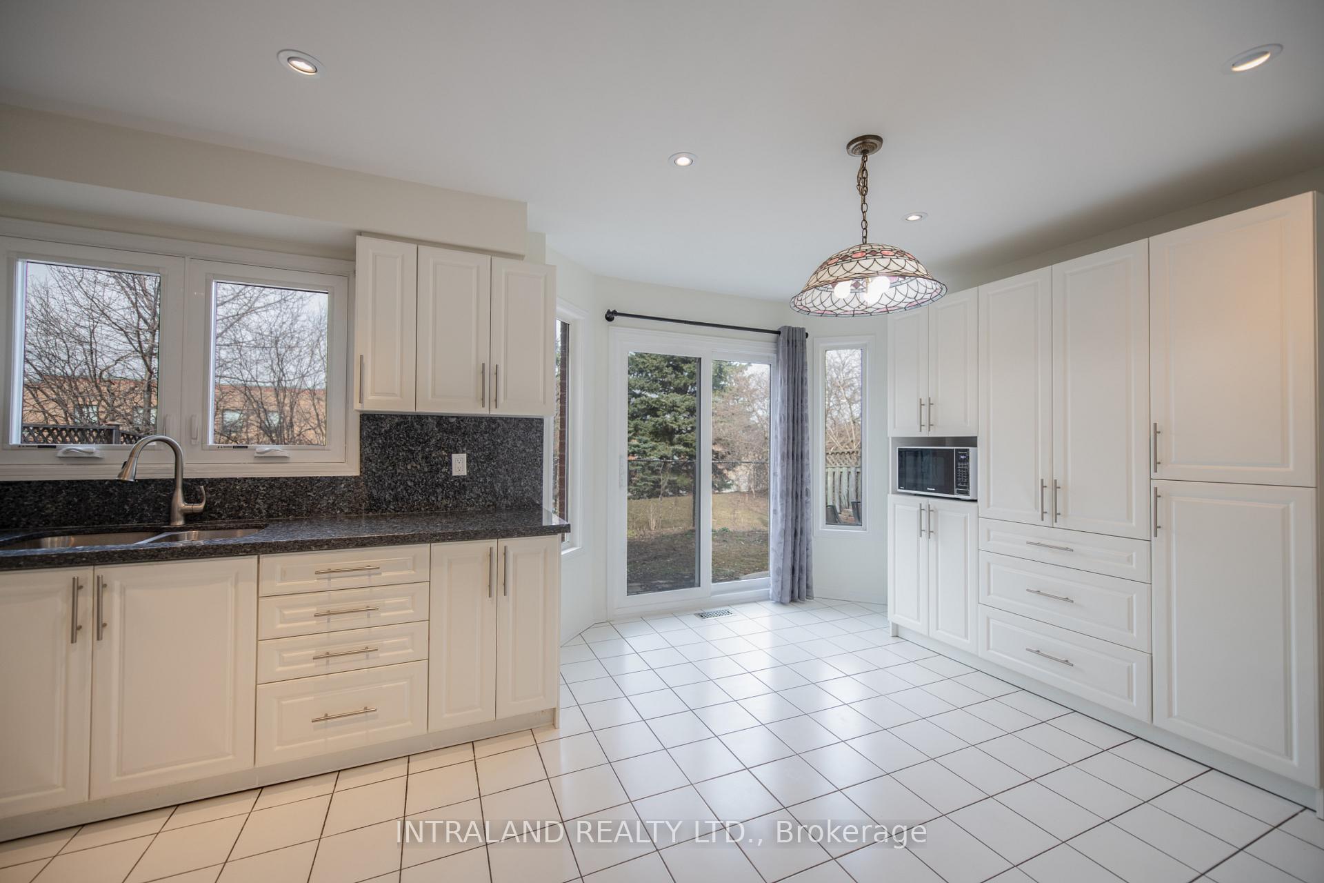 Photo 15 of 81 Major Wm Sharpe Drive, Brampton, Northwood Park — HOMEH