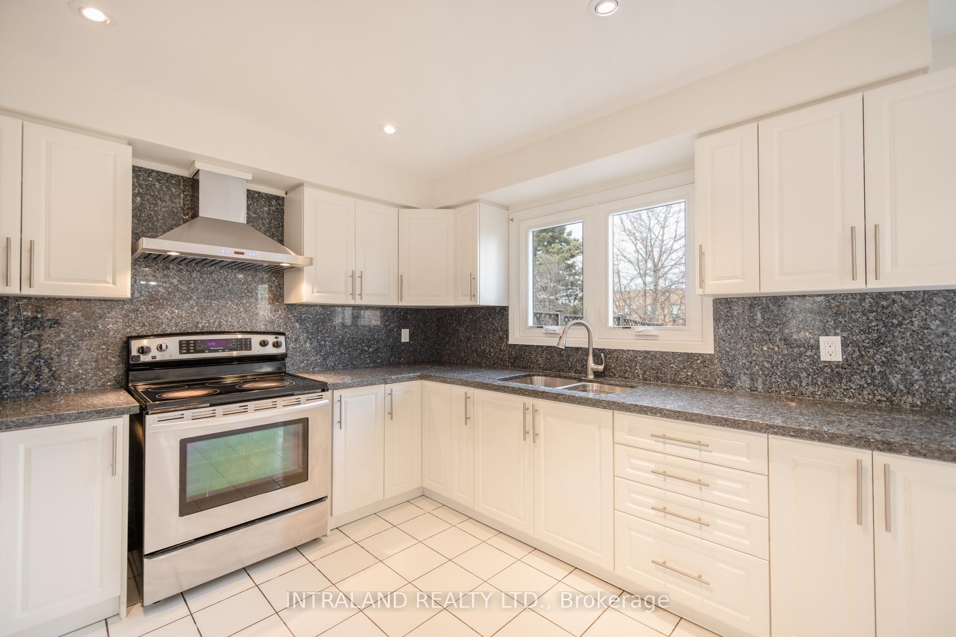 Photo 10 of 81 Major Wm Sharpe Drive, Brampton, Northwood Park — HOMEH