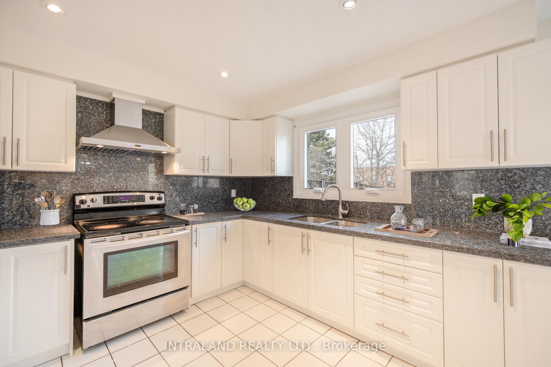 Photo 33 of 81 Major Wm Sharpe Drive, Brampton, Northwood Park — HOMEH