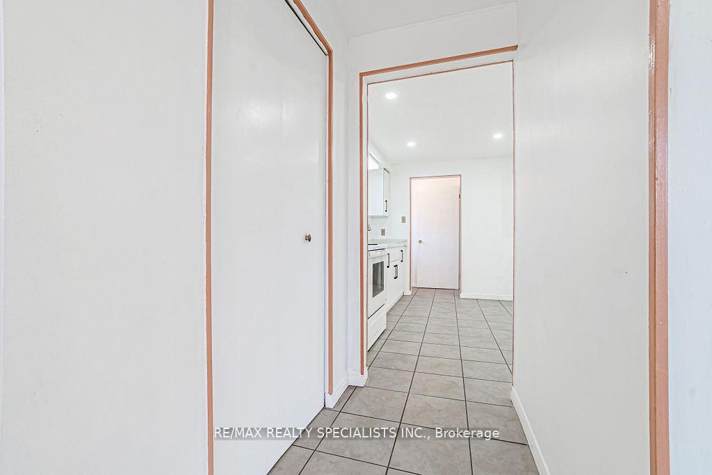 Photo 2 of 163 Hazelglen Drive, Kitchener — HOMEH