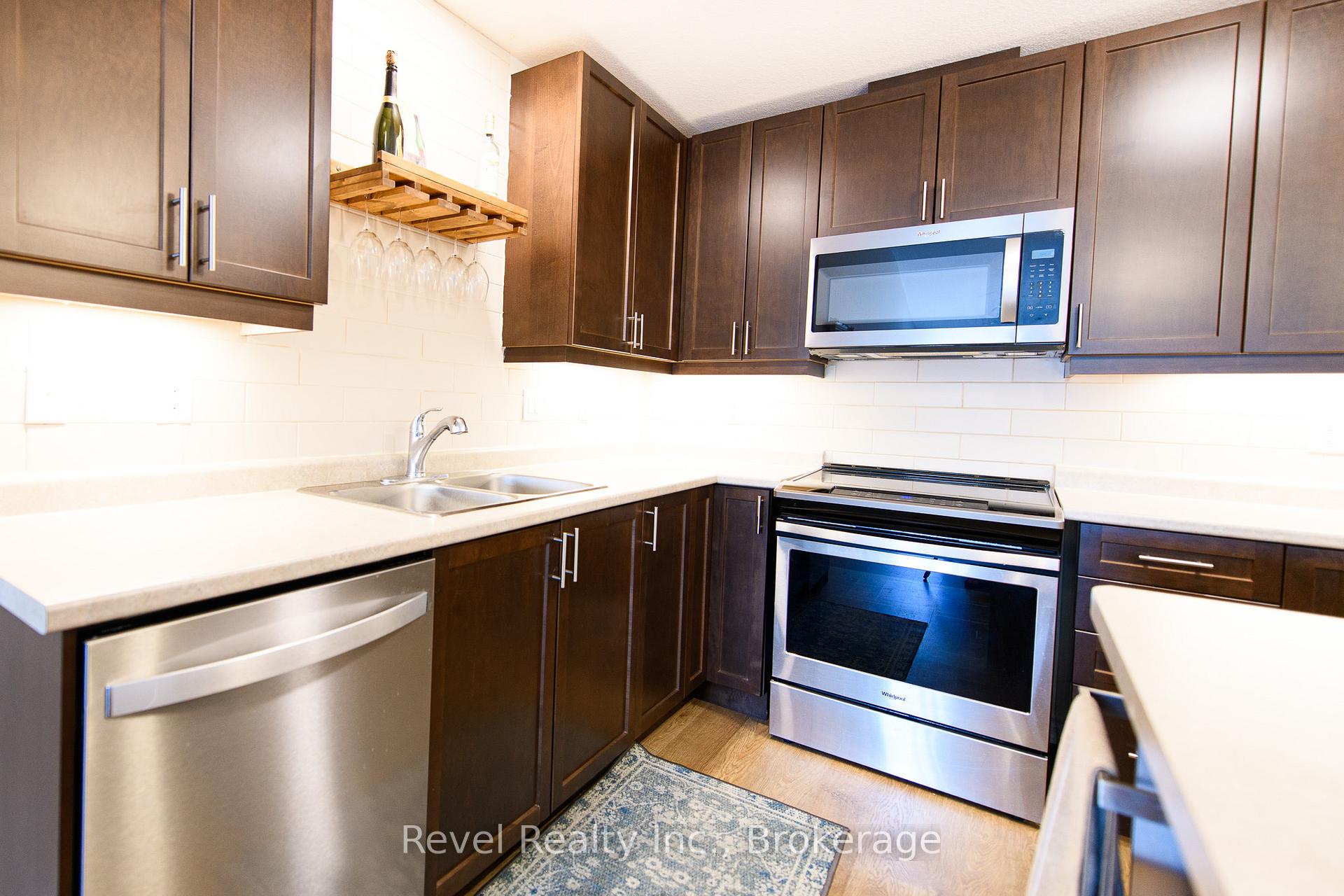 Photo 5 of 22 Ivy Crescent, Wasaga Beach — HOMEH