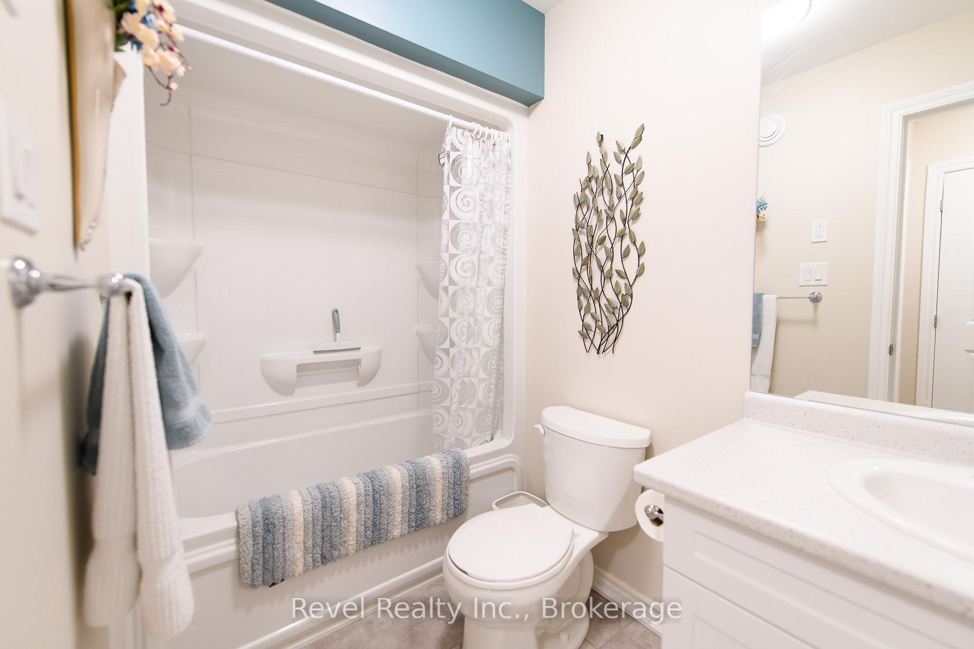 Photo 8 of 22 Ivy Crescent, Wasaga Beach — HOMEH