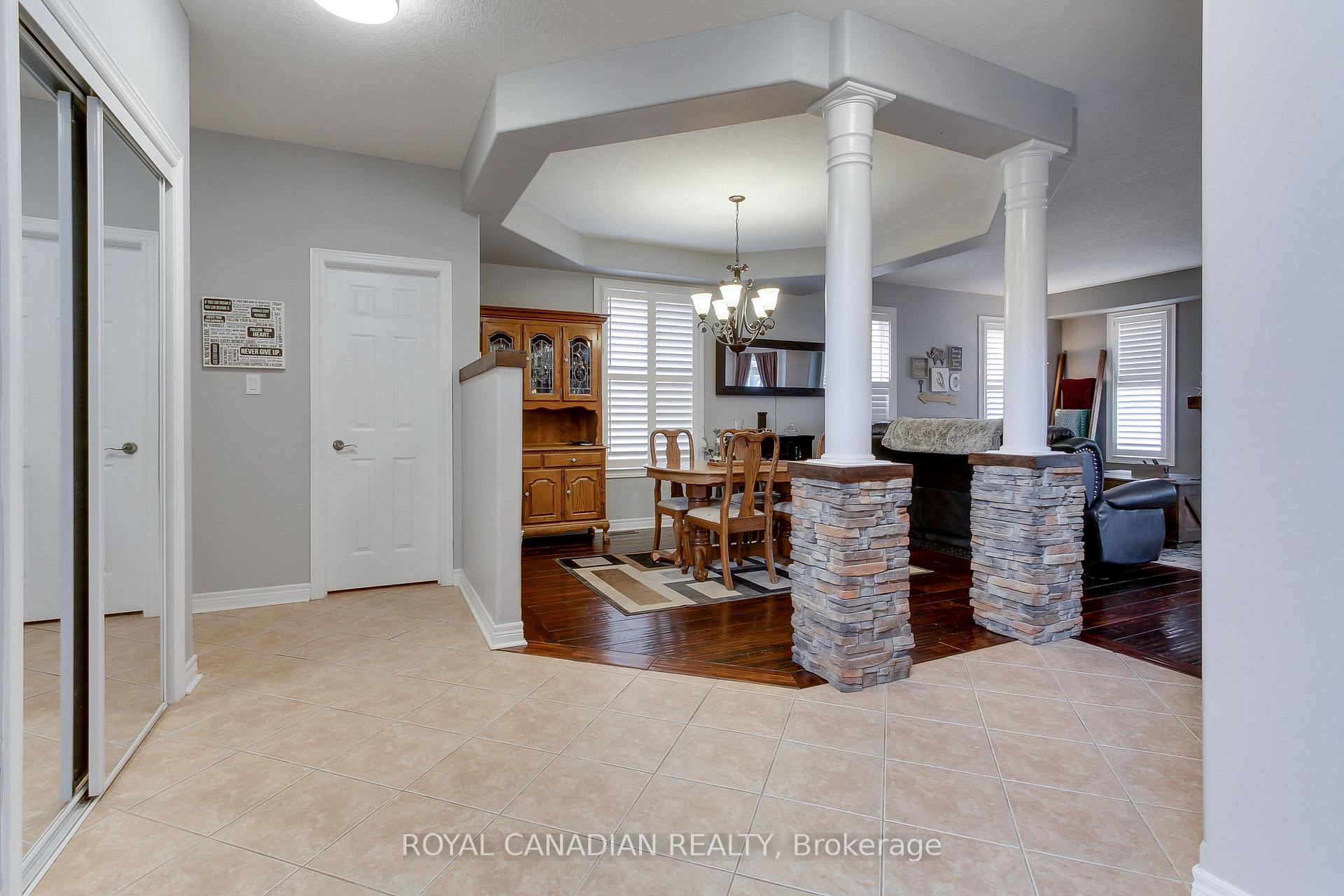 Photo 8 of 20 Parisian Crescent, Barrie, Innis-Shore — HOMEH