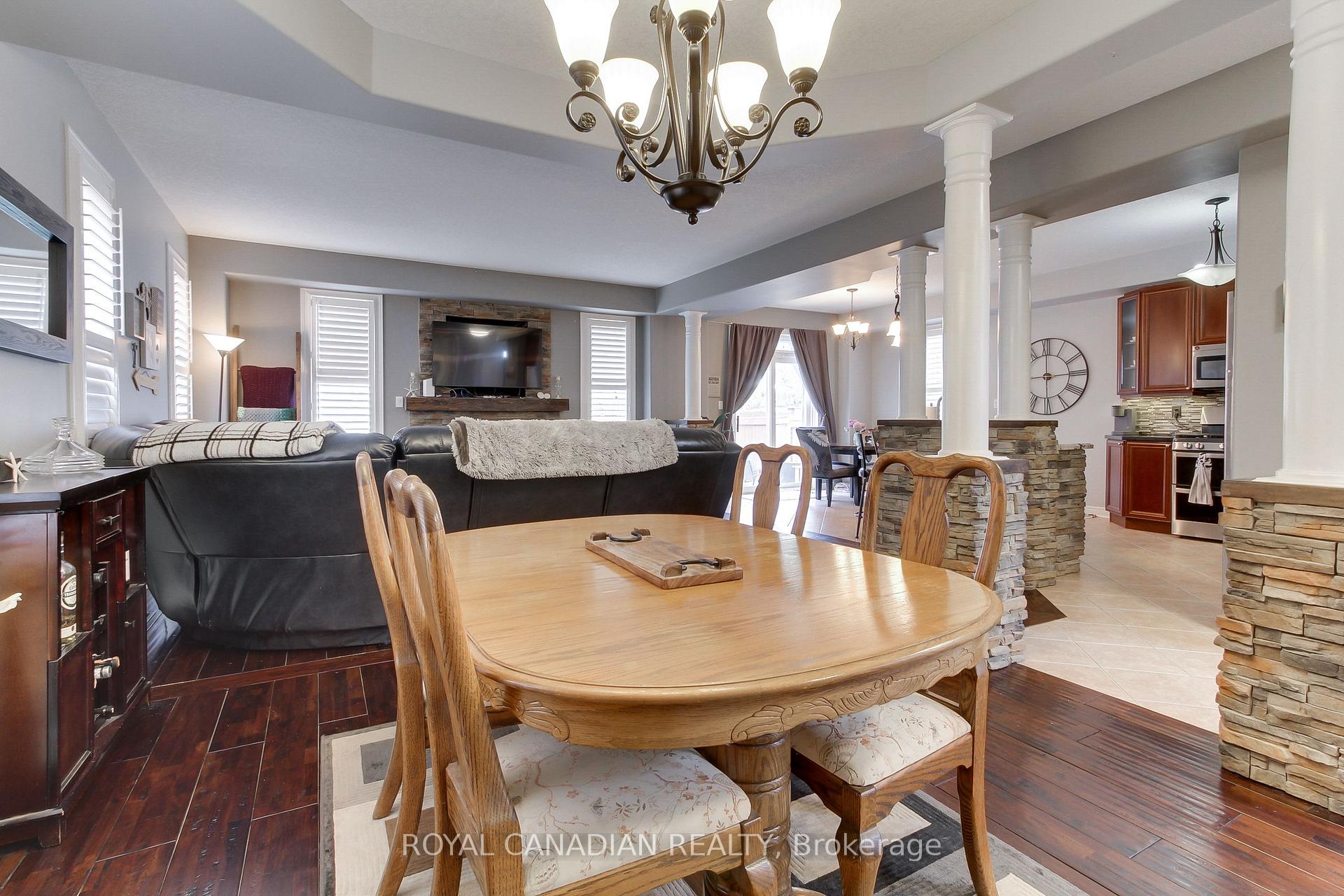 Photo 13 of 20 Parisian Crescent, Barrie, Innis-Shore — HOMEH