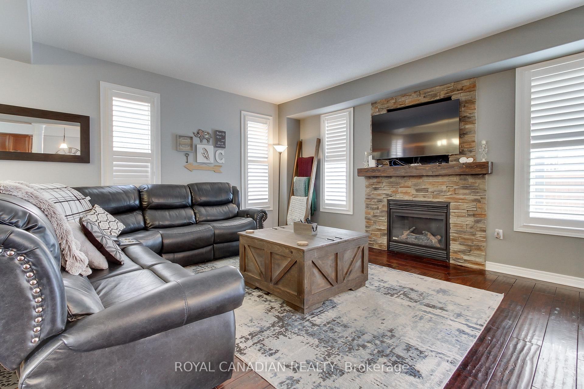 Photo 18 of 20 Parisian Crescent, Barrie, Innis-Shore — HOMEH