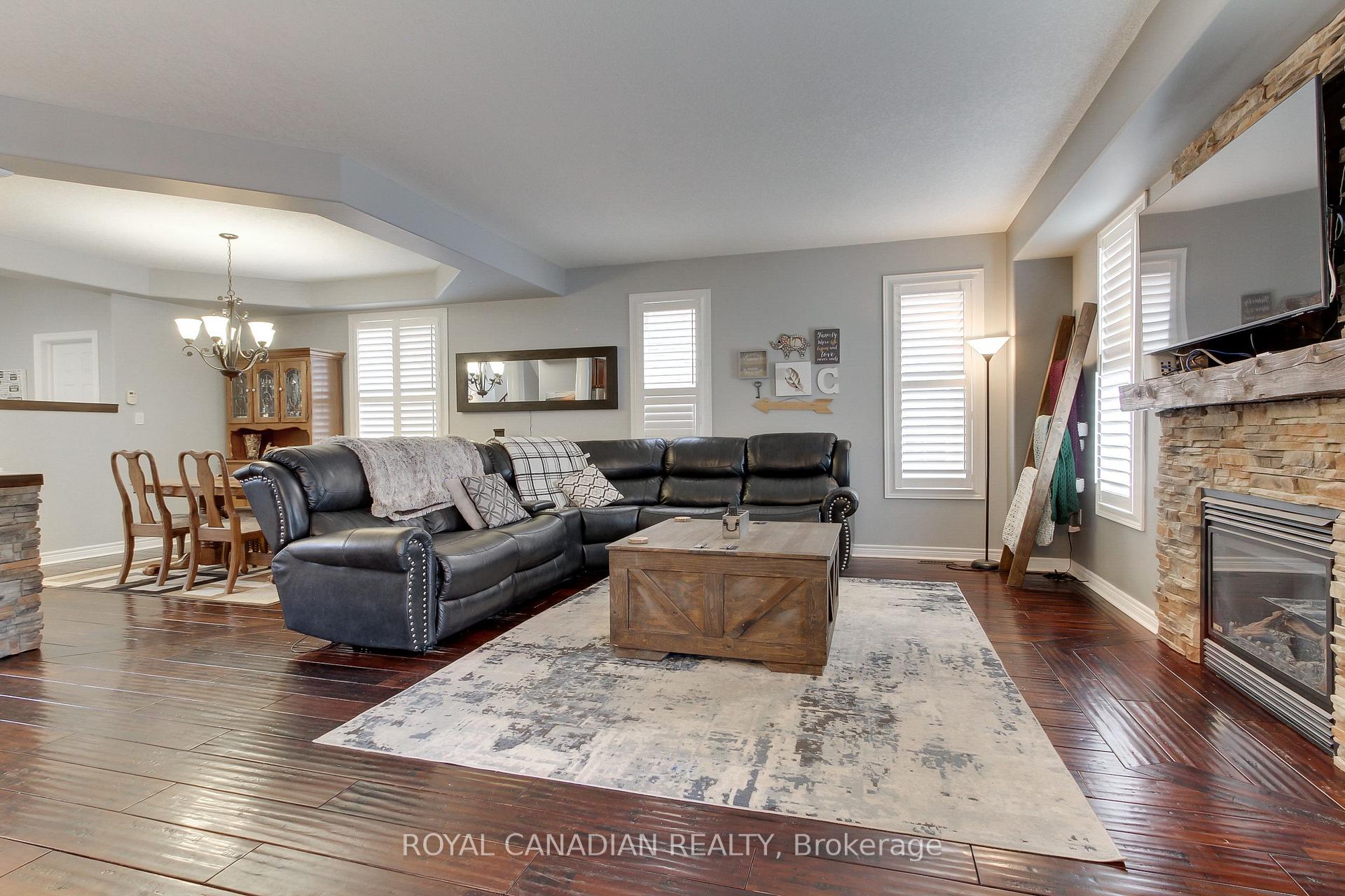 Photo 11 of 20 Parisian Crescent, Barrie, Innis-Shore — HOMEH