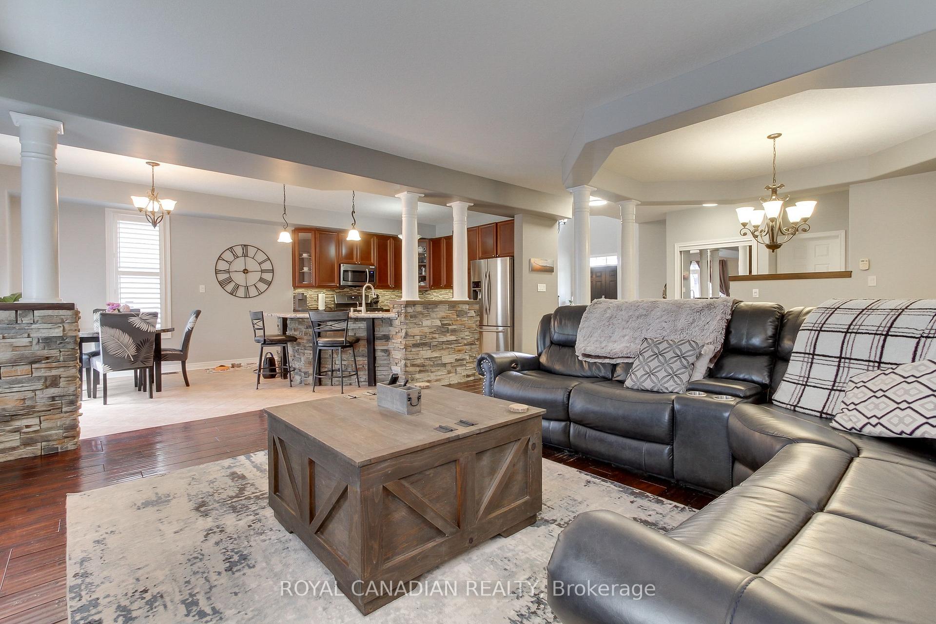 Photo 12 of 20 Parisian Crescent, Barrie, Innis-Shore — HOMEH