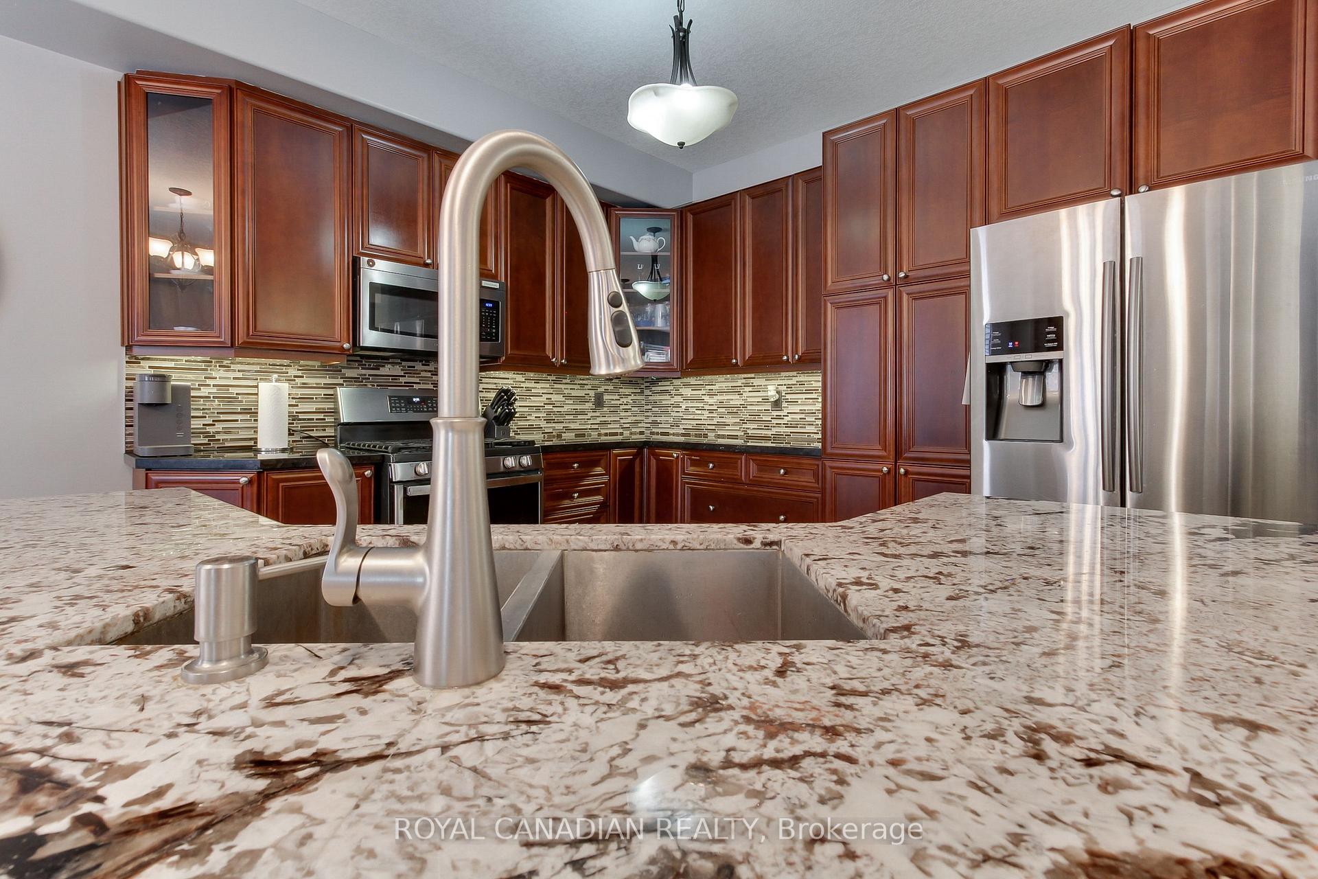 Photo 14 of 20 Parisian Crescent, Barrie, Innis-Shore — HOMEH
