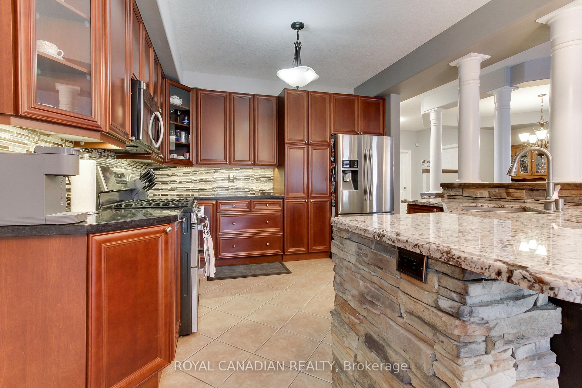 Photo 15 of 20 Parisian Crescent, Barrie, Innis-Shore — HOMEH