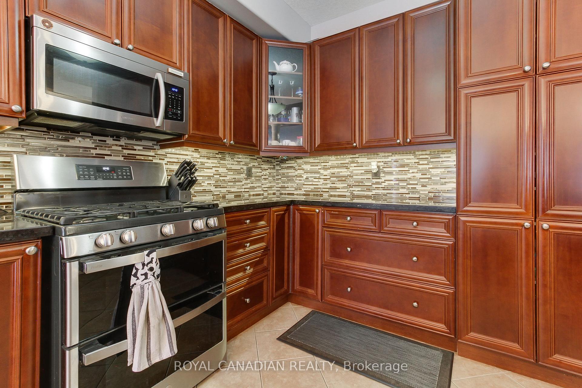 Photo 25 of 20 Parisian Crescent, Barrie, Innis-Shore — HOMEH