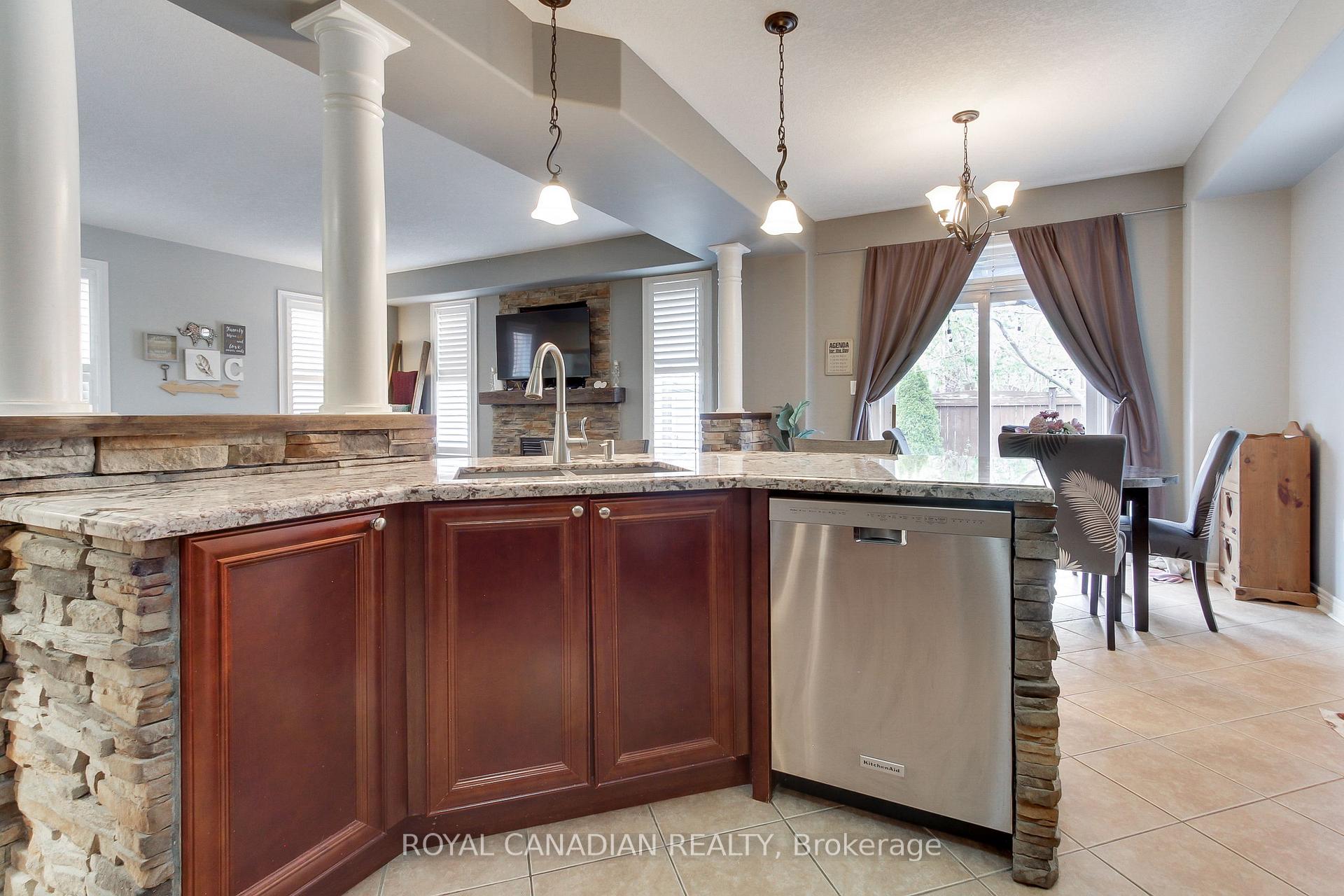 Photo 16 of 20 Parisian Crescent, Barrie, Innis-Shore — HOMEH