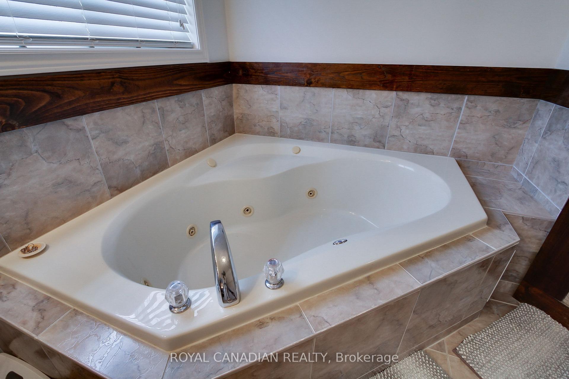 Photo 29 of 20 Parisian Crescent, Barrie, Innis-Shore — HOMEH