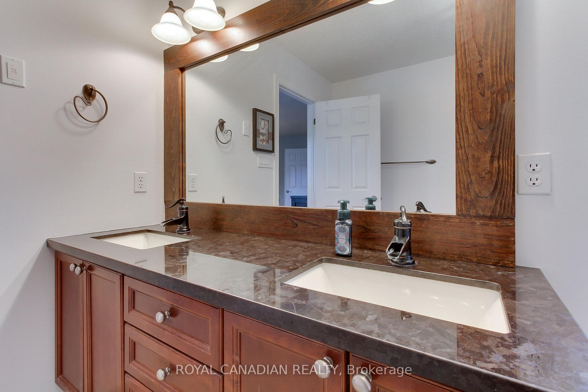 Photo 36 of 20 Parisian Crescent, Barrie, Innis-Shore — HOMEH