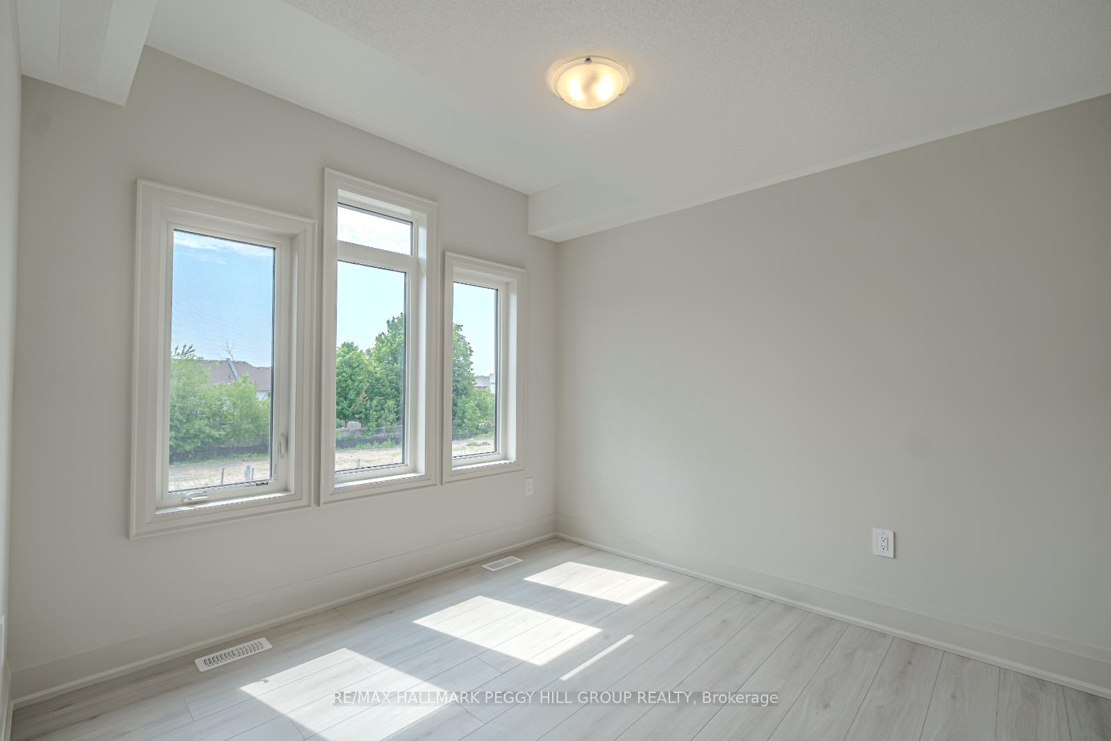 Photo 9 of 192 Durham Avenue, Barrie, Rural Barrie Southeast — HOMEH