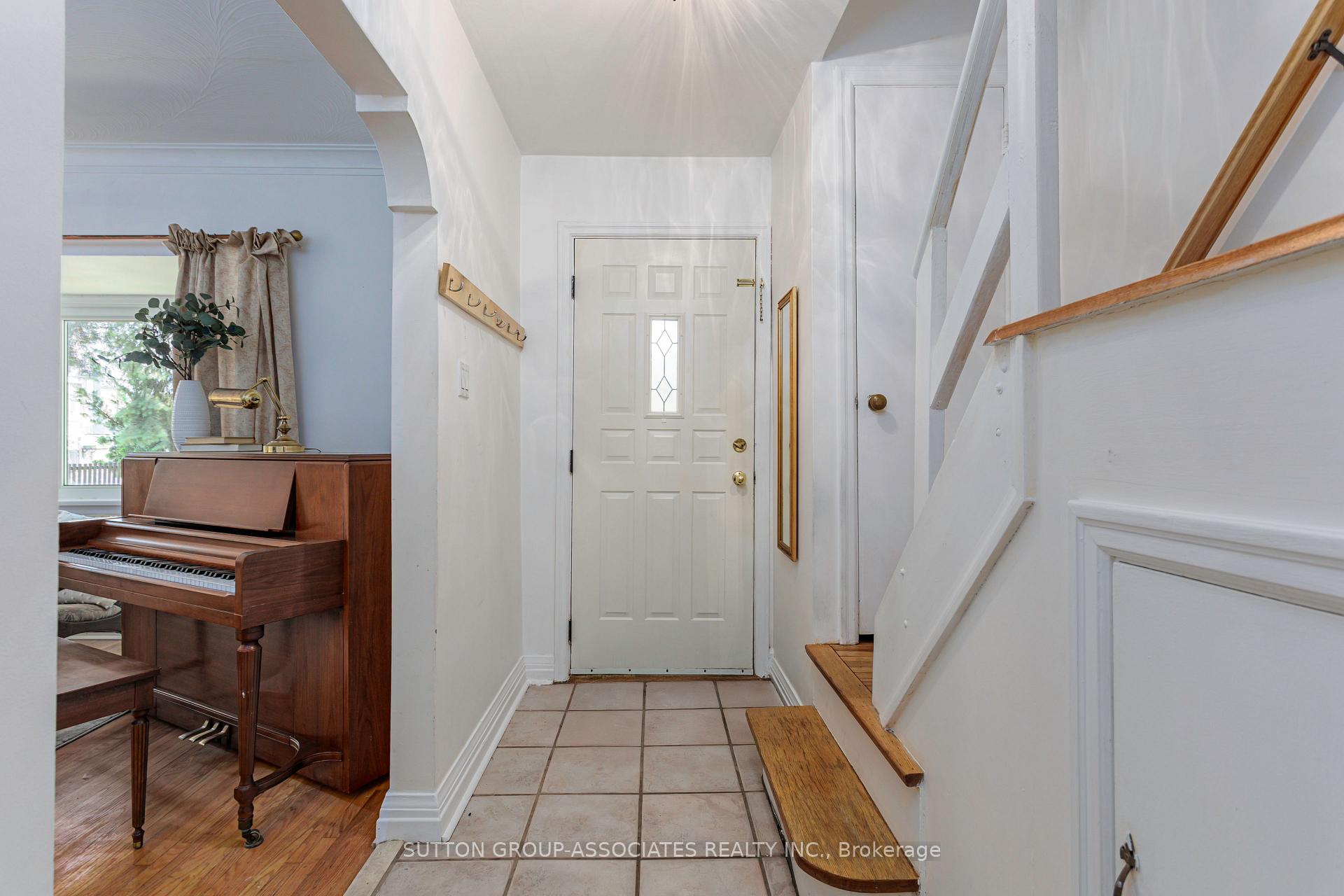 Photo 7 of 8 Monkton Avenue, Etobicoke, Stonegate-Queensway — HOMEH