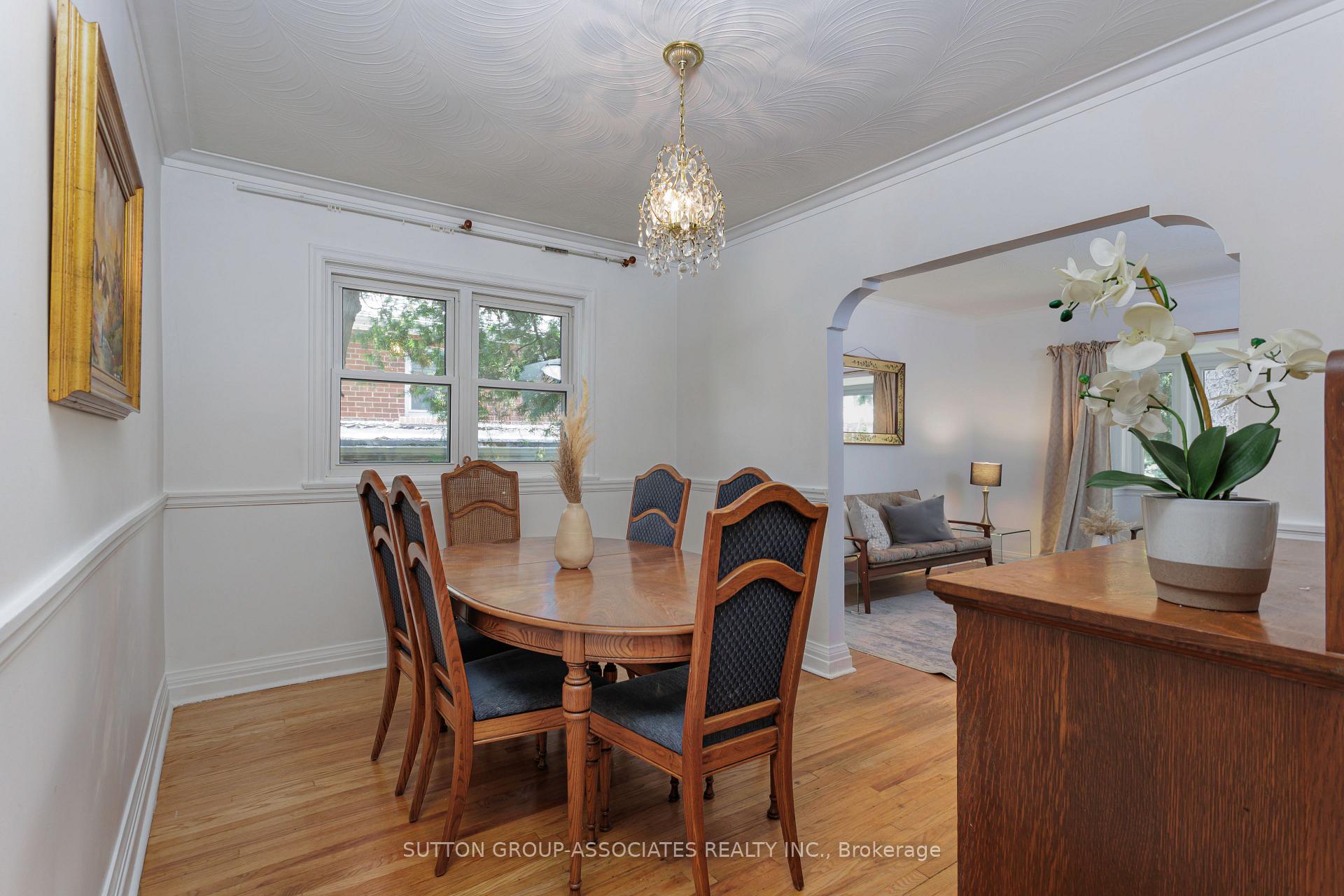 Photo 3 of 8 Monkton Avenue, Etobicoke, Stonegate-Queensway — HOMEH