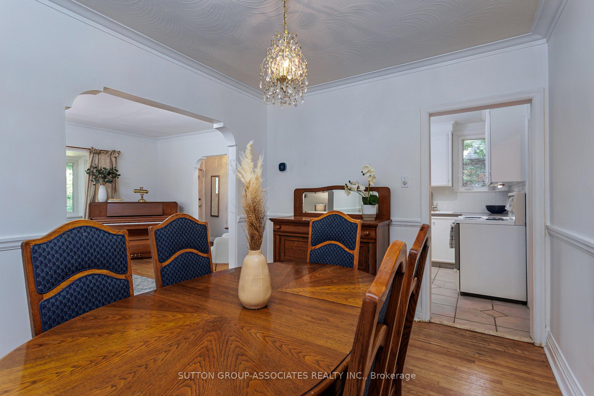 Photo 10 of 8 Monkton Avenue, Etobicoke, Stonegate-Queensway — HOMEH