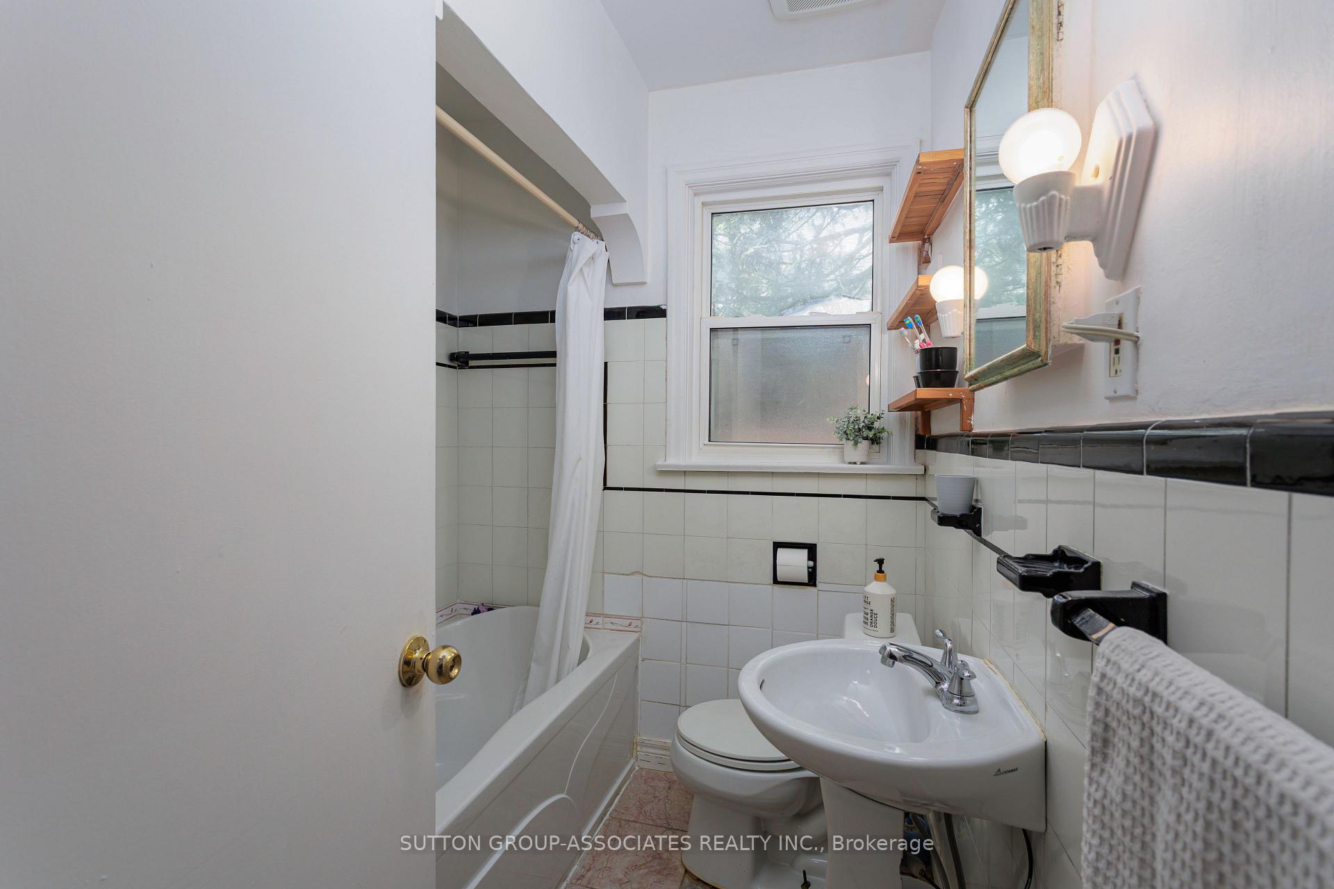 Photo 22 of 8 Monkton Avenue, Etobicoke, Stonegate-Queensway — HOMEH