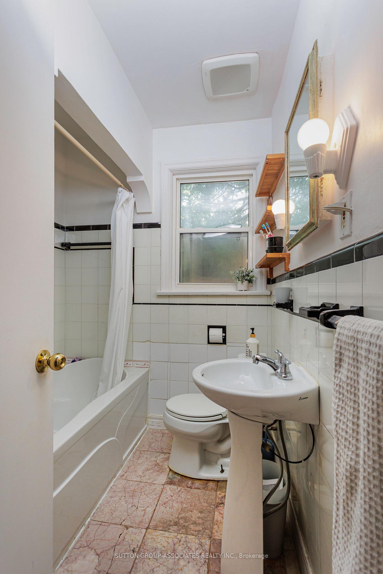 Photo 23 of 8 Monkton Avenue, Etobicoke, Stonegate-Queensway — HOMEH