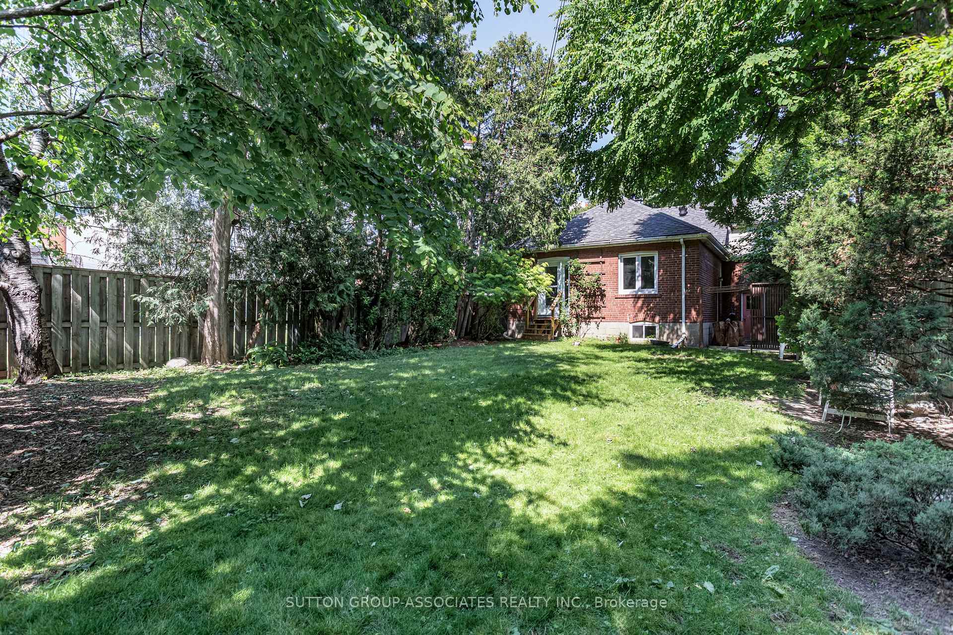 Photo 5 of 8 Monkton Avenue, Etobicoke, Stonegate-Queensway — HOMEH
