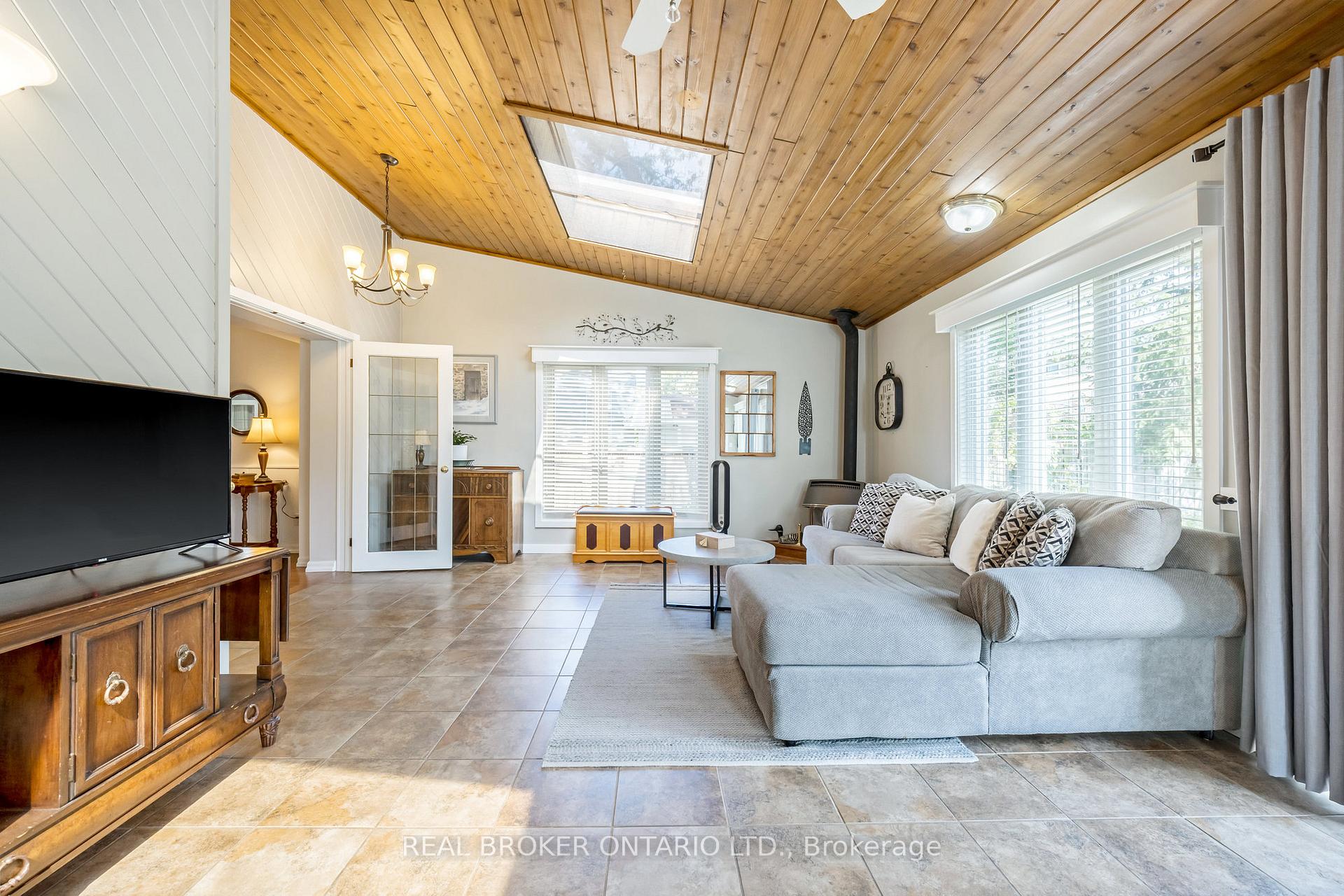 Photo 17 of 529 Moorelands Crescent, Milton, Timberlea — HOMEH